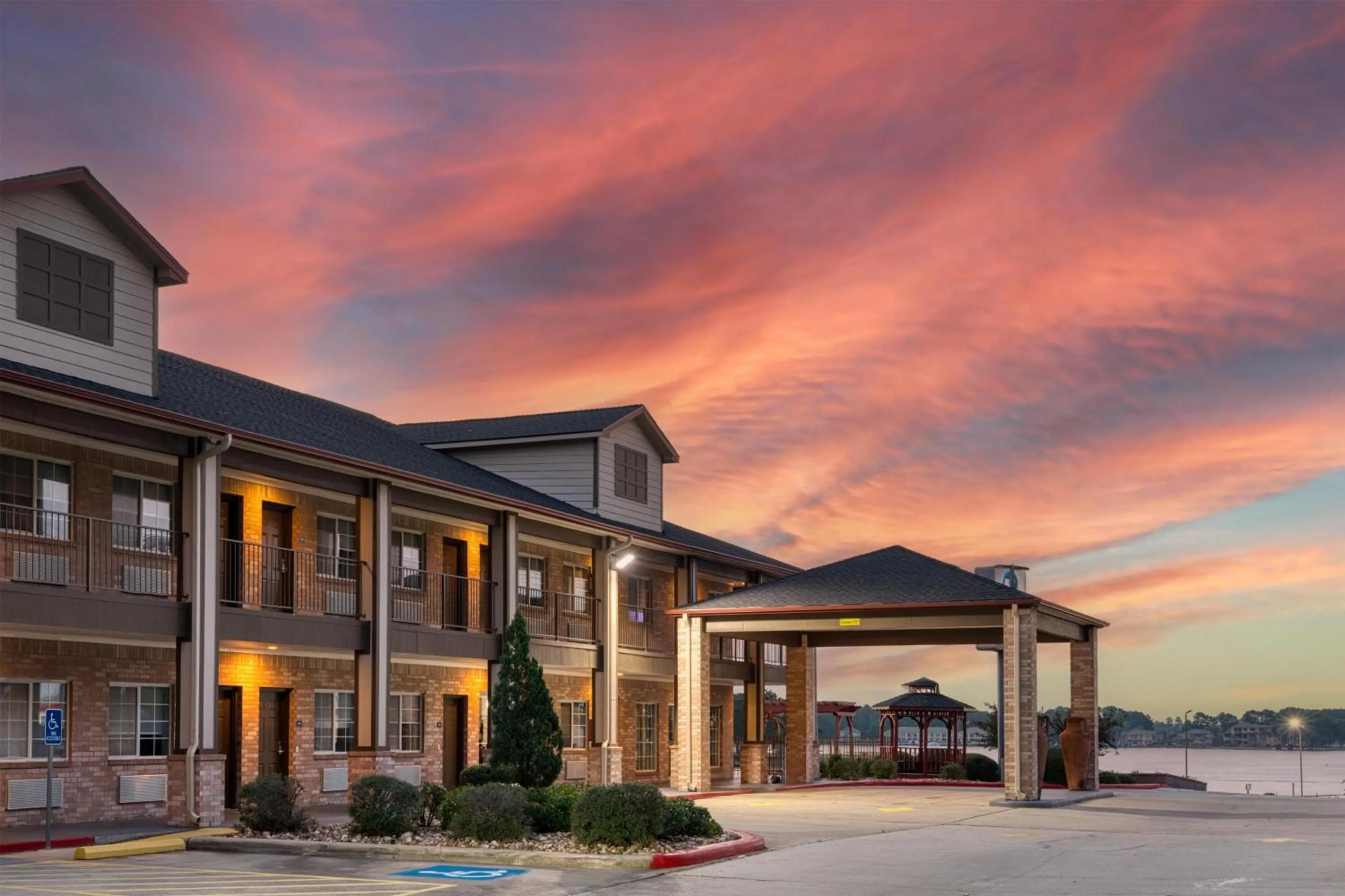 Property building in Best Western Lake Conroe Inn
