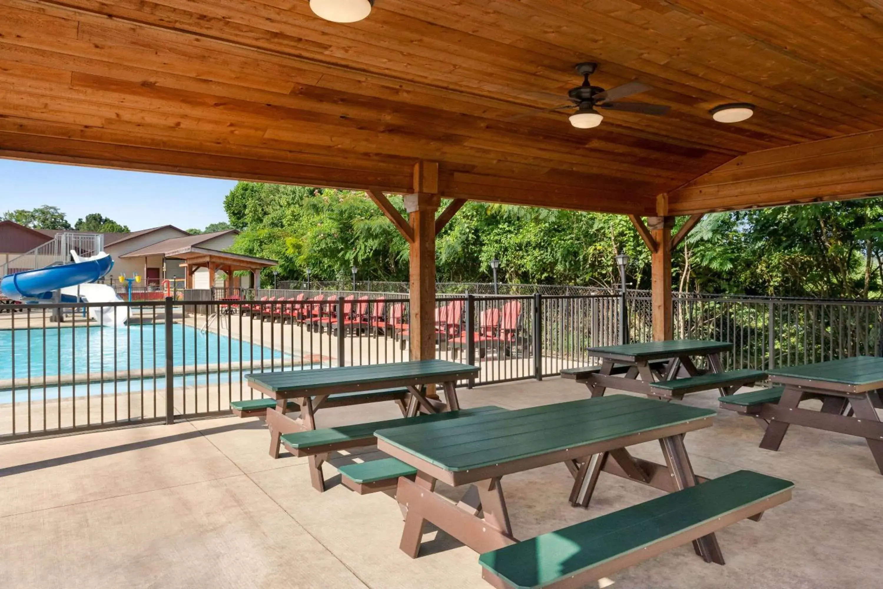 Swimming pool in Howard Johnson by Wyndham Pigeon Forge Swimming pool in Howard Johnson by Wyndham Pigeon Forge