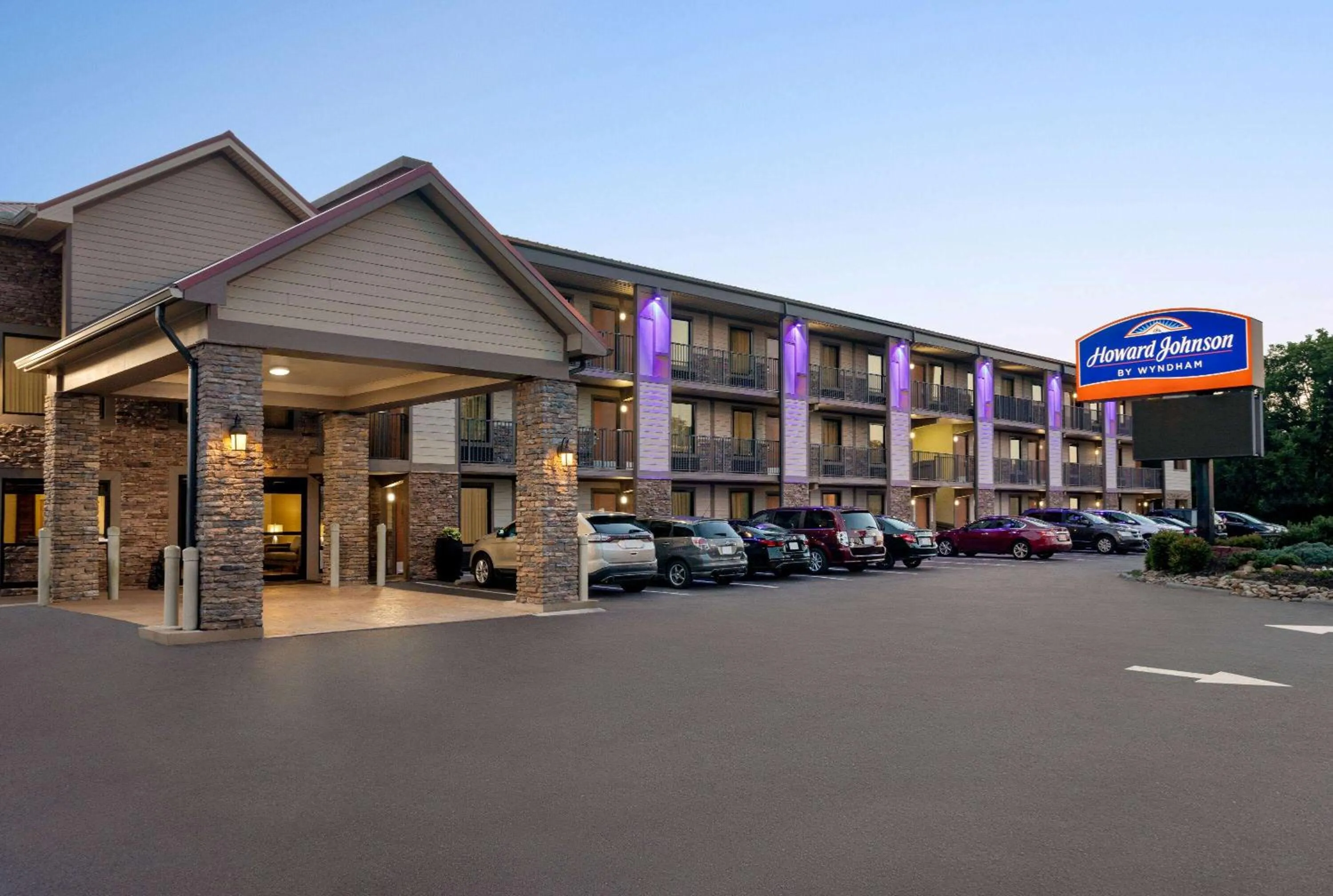 Property building in Howard Johnson by Wyndham Pigeon Forge