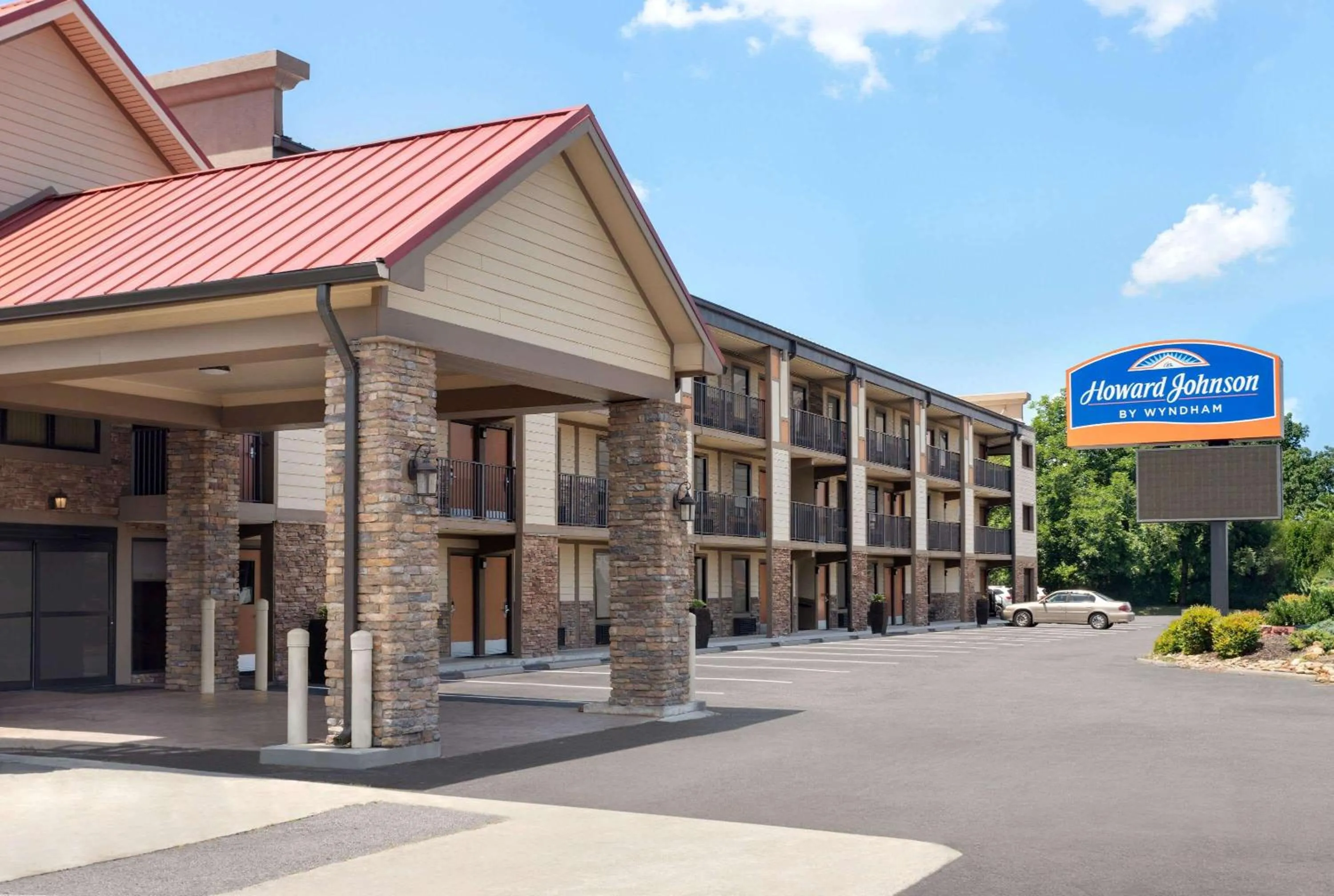 Property building in Howard Johnson by Wyndham Pigeon Forge