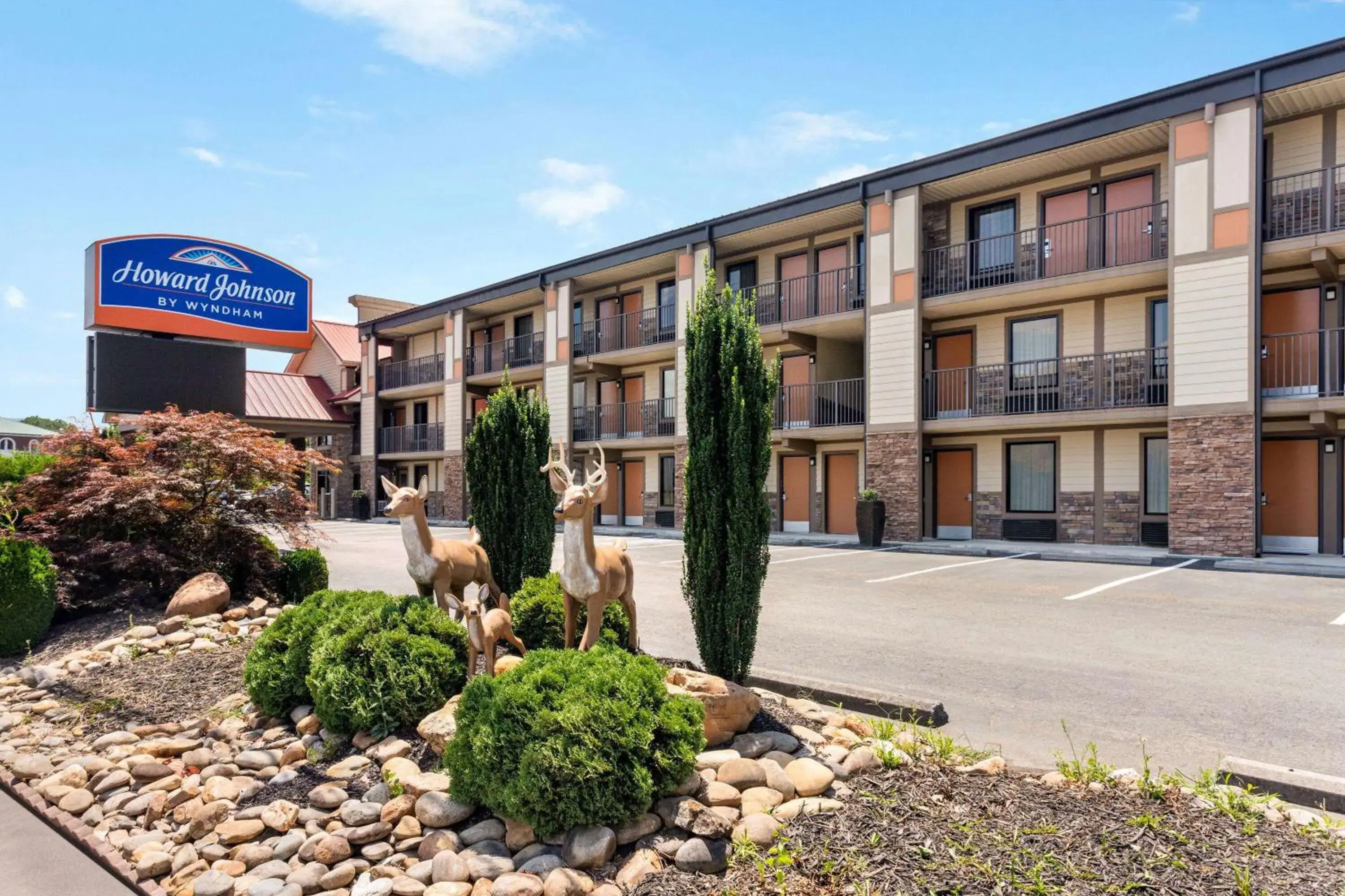 Property building in Howard Johnson by Wyndham Pigeon Forge Property building in Howard Johnson by Wyndham Pigeon Forge