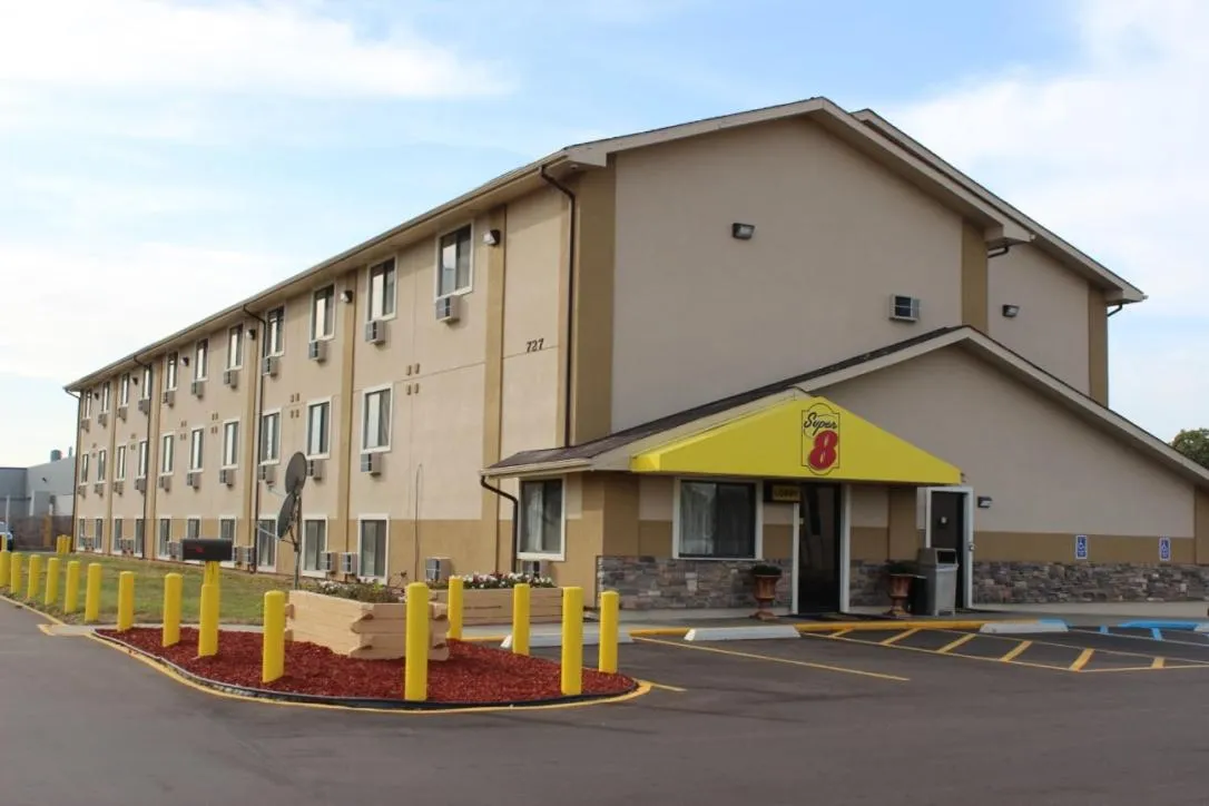 Super 8 Grand Rapids City Center