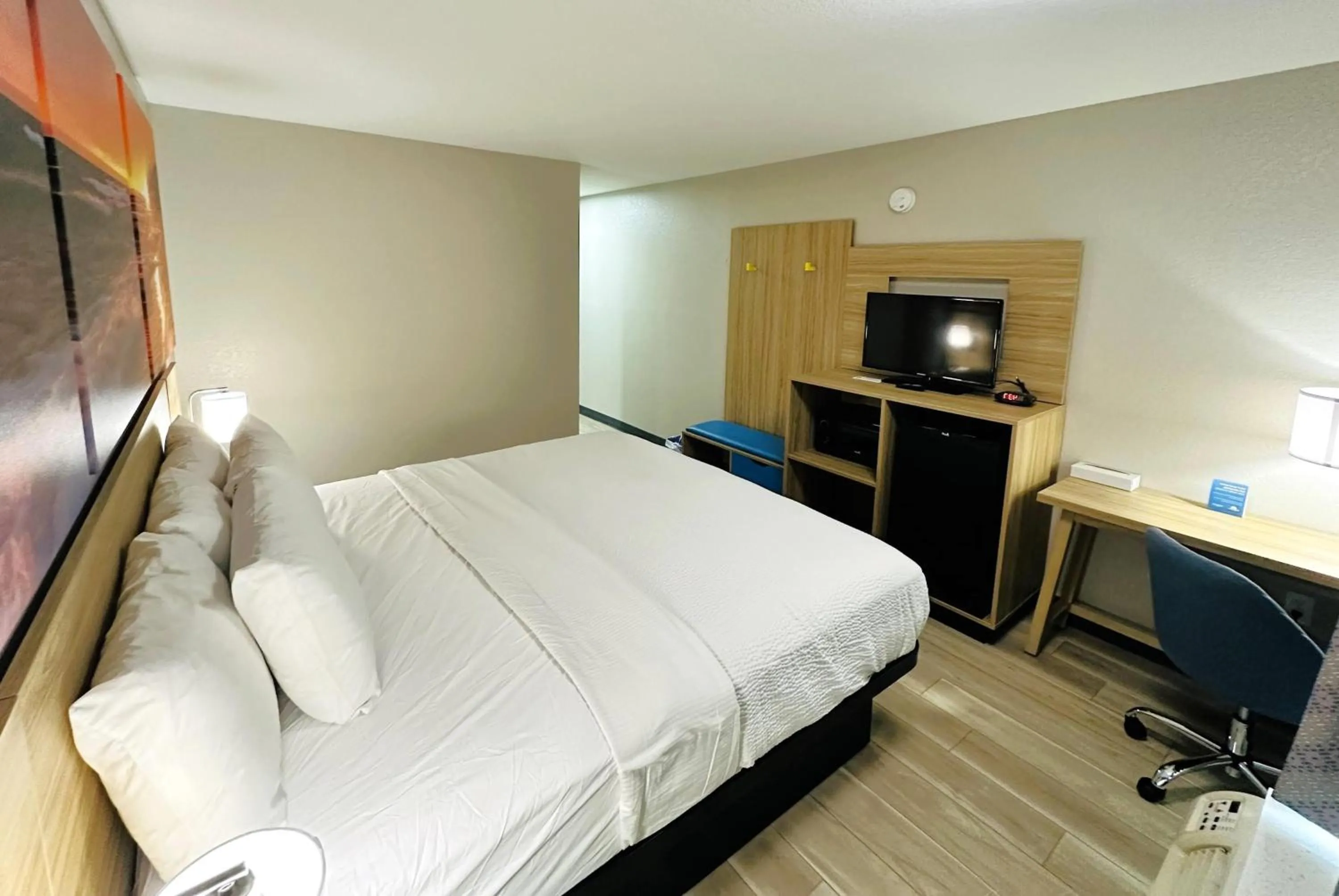 Photo of the whole room, Bed in Days Inn by Wyndham Holland