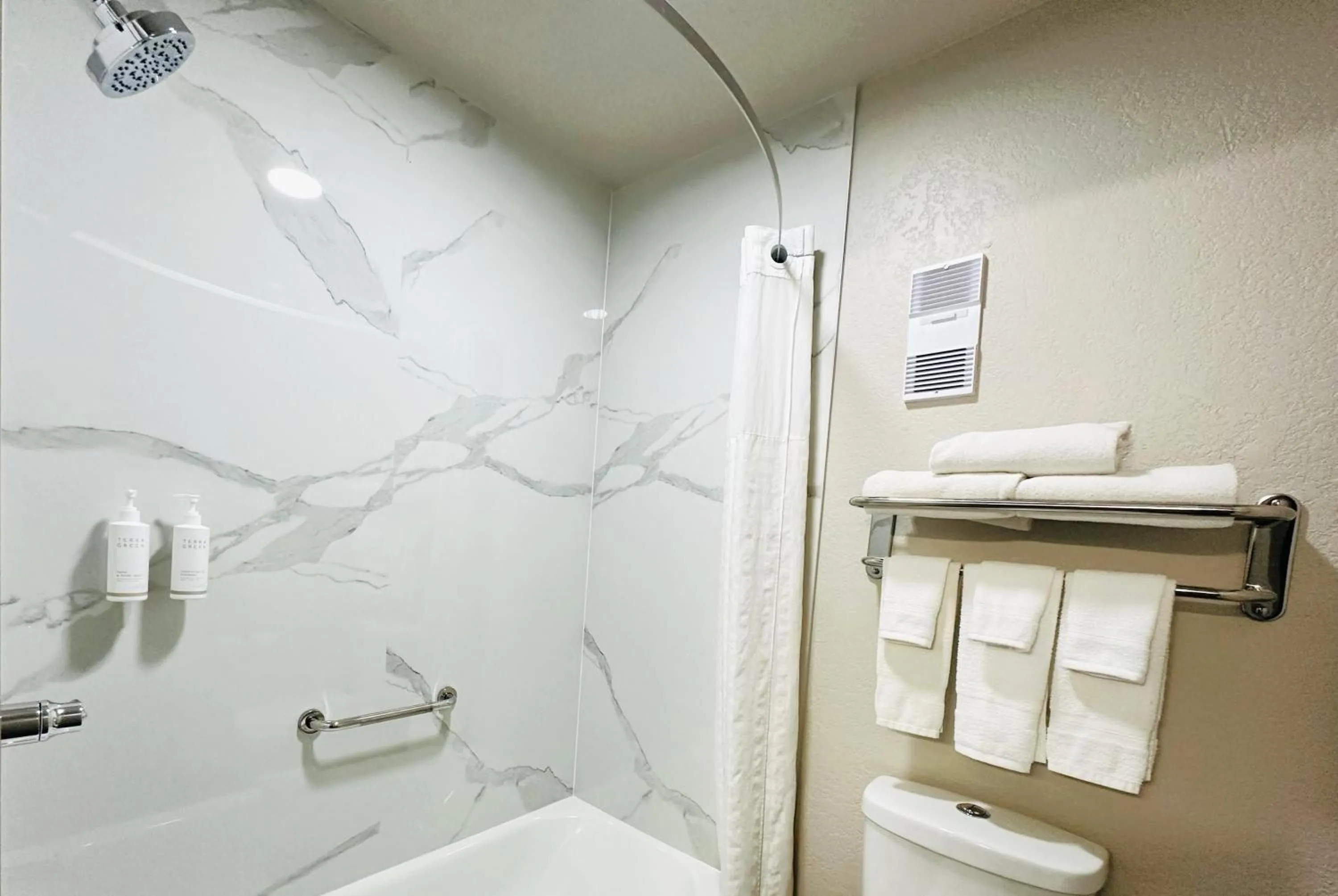 Bathroom in Days Inn by Wyndham Holland