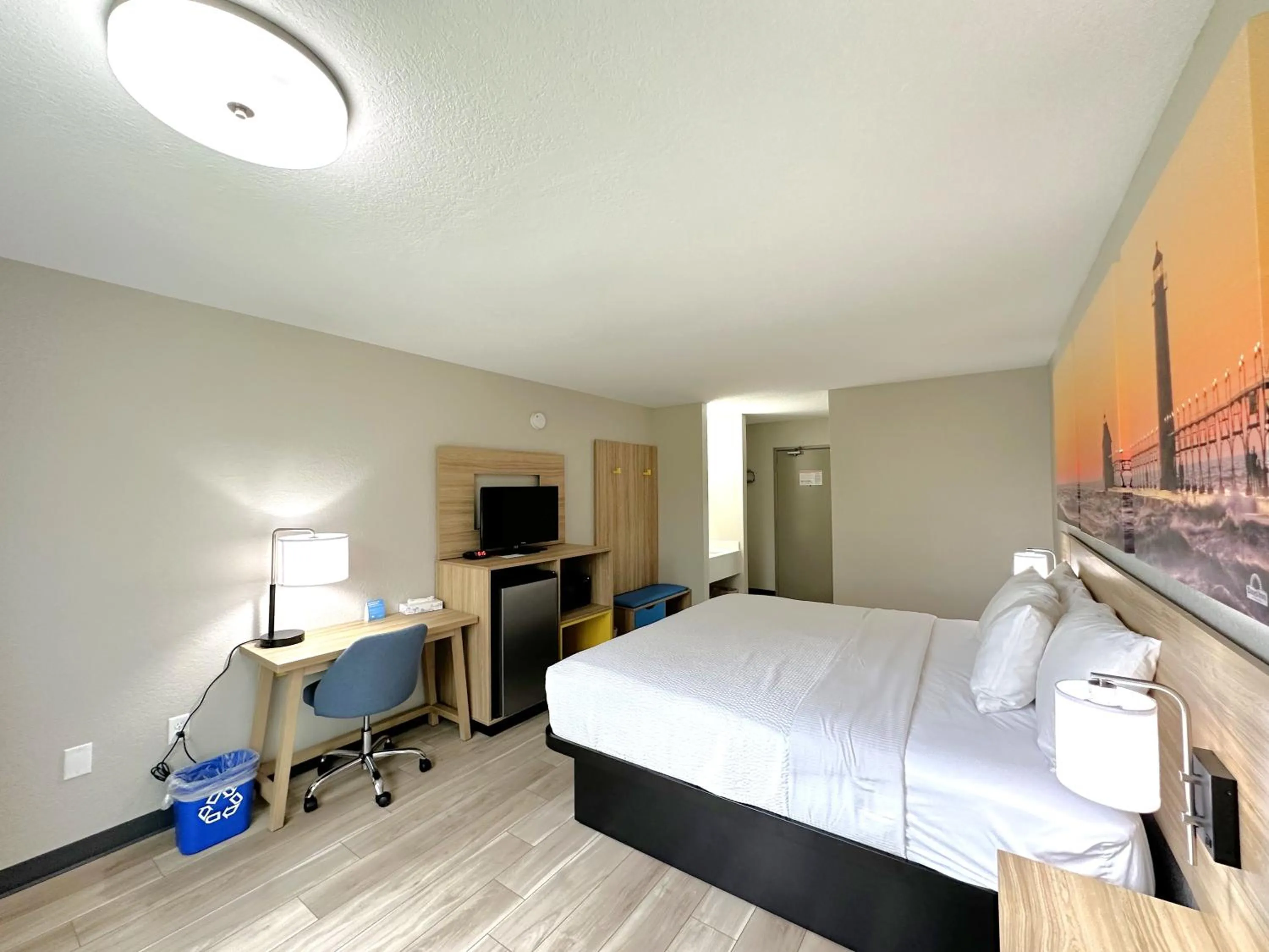 Photo of the whole room, Bed in Days Inn by Wyndham Holland