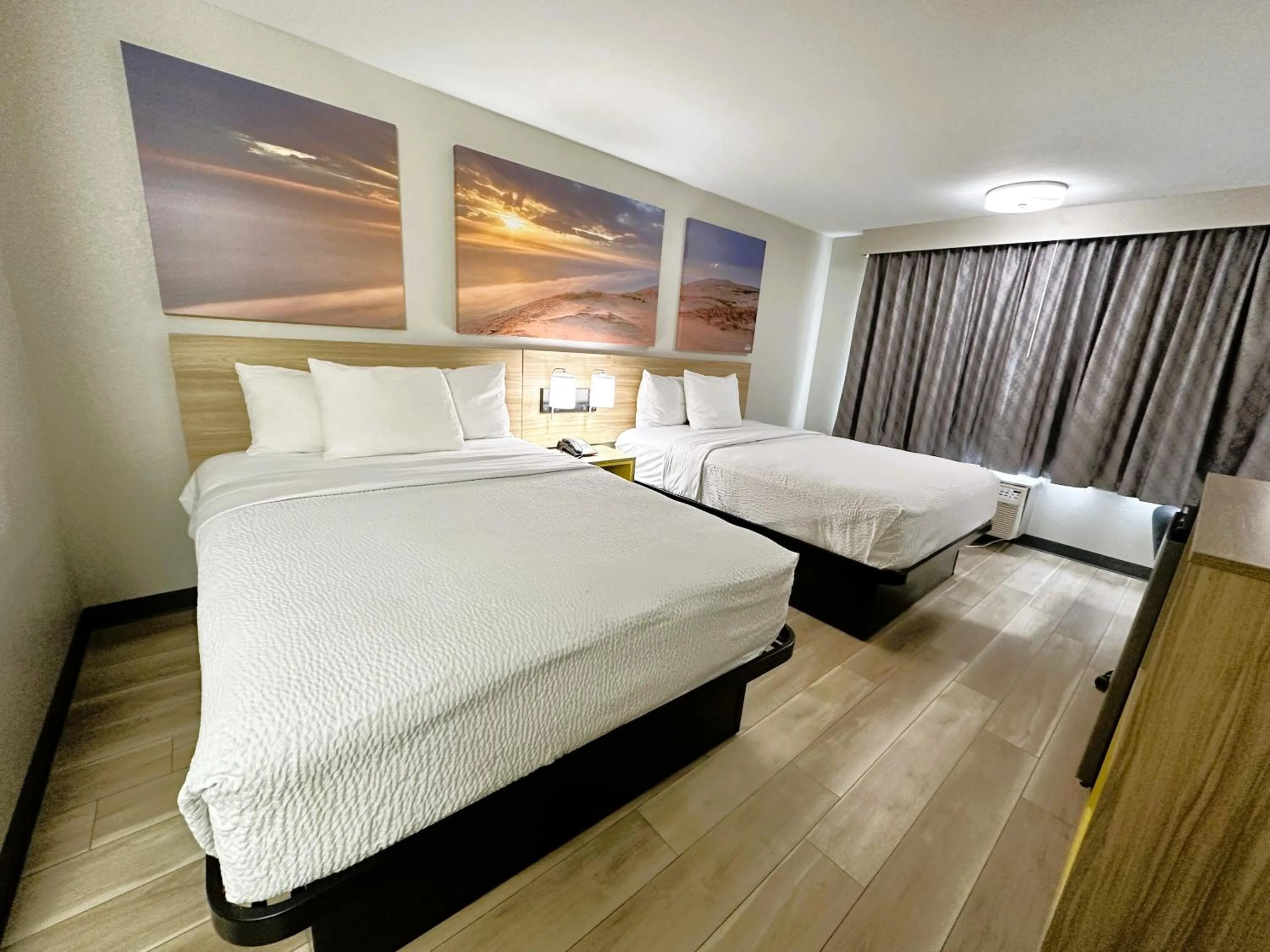 Photo of the whole room, Bed in Days Inn by Wyndham Holland