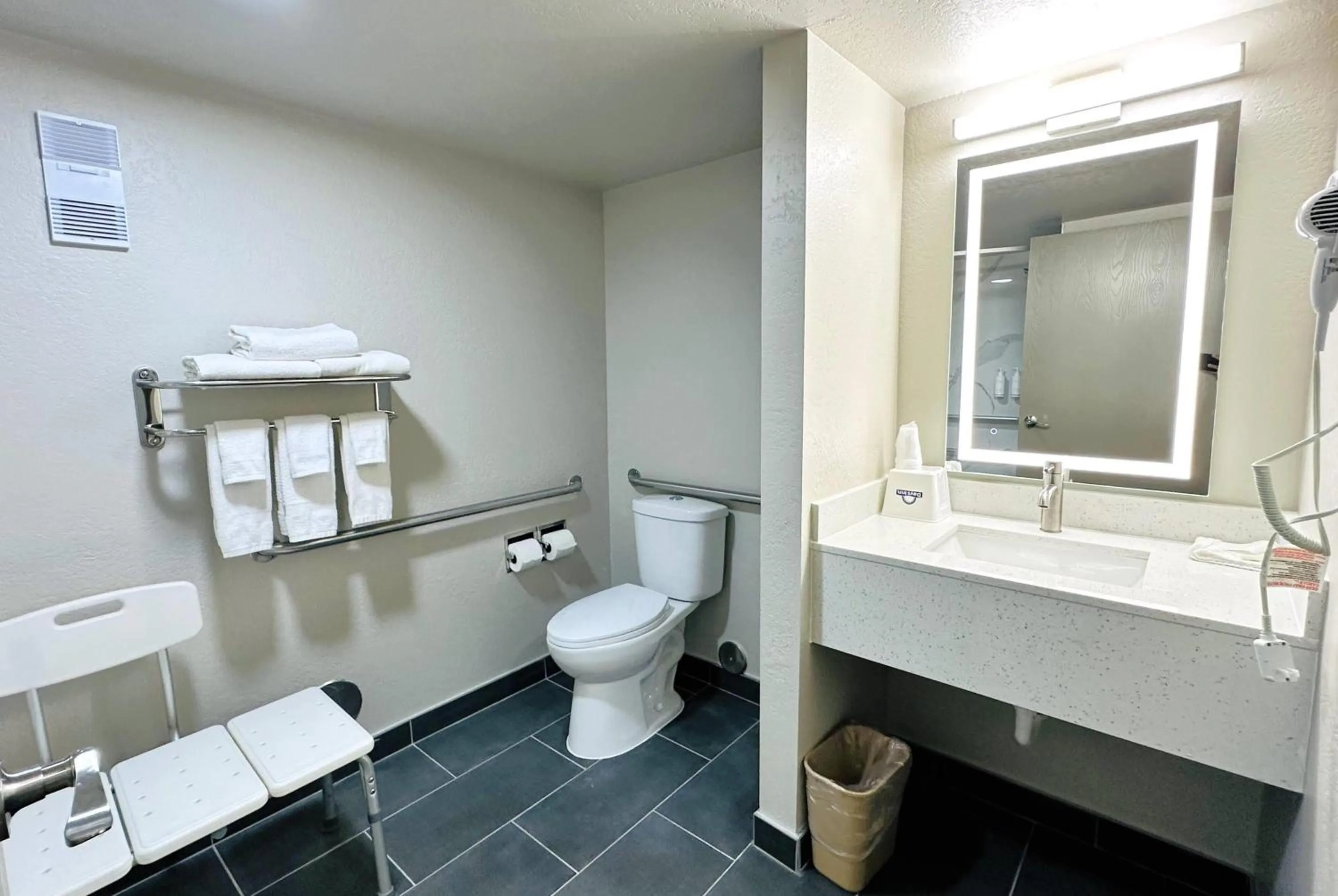 Bathroom in Days Inn by Wyndham Holland