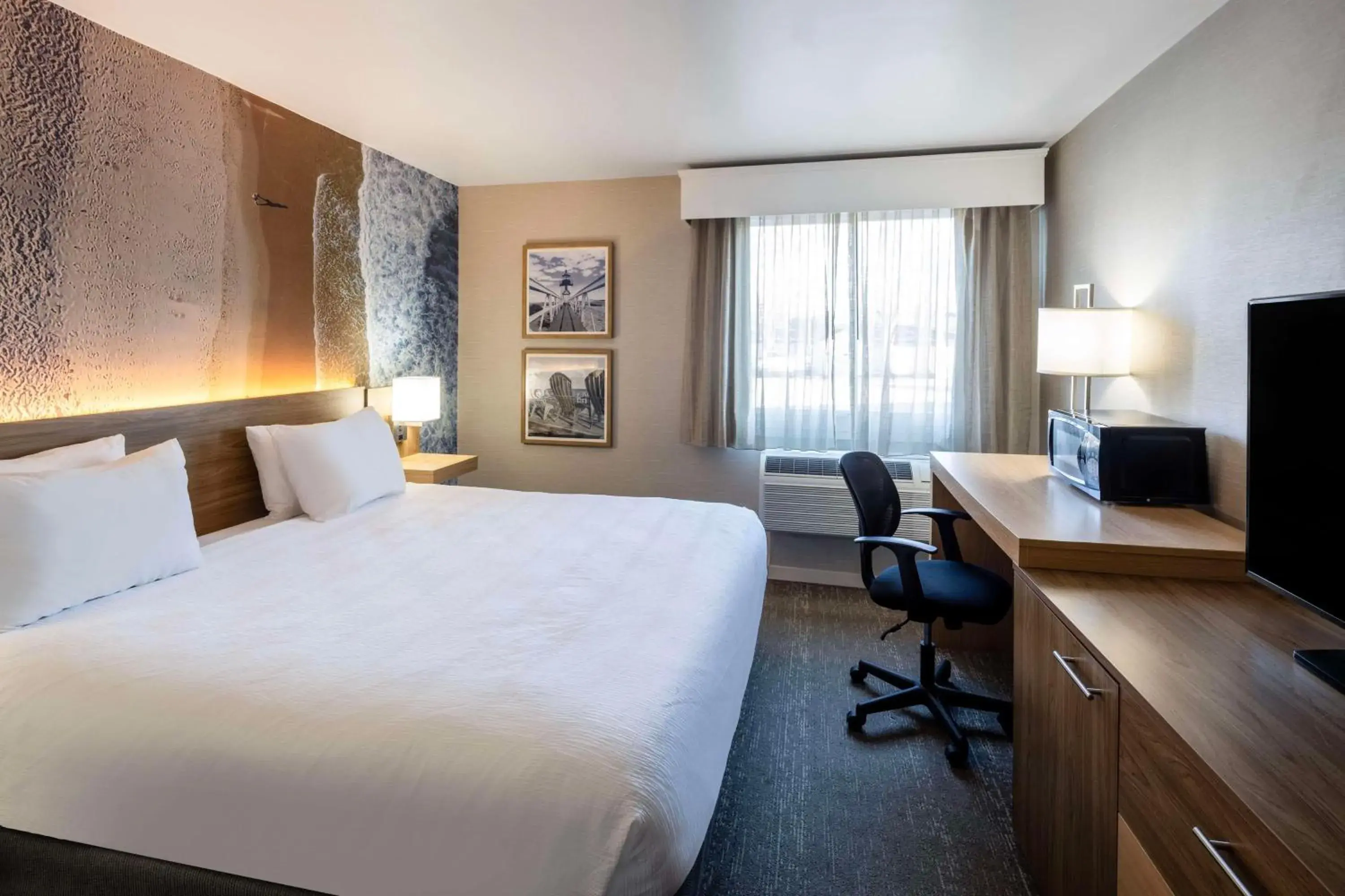 Bedroom, Bed in Aiden by Best Western Cape Cod - West Yarmouth Bedroom, Bed in Aiden by Best Western Cape Cod - West Yarmouth