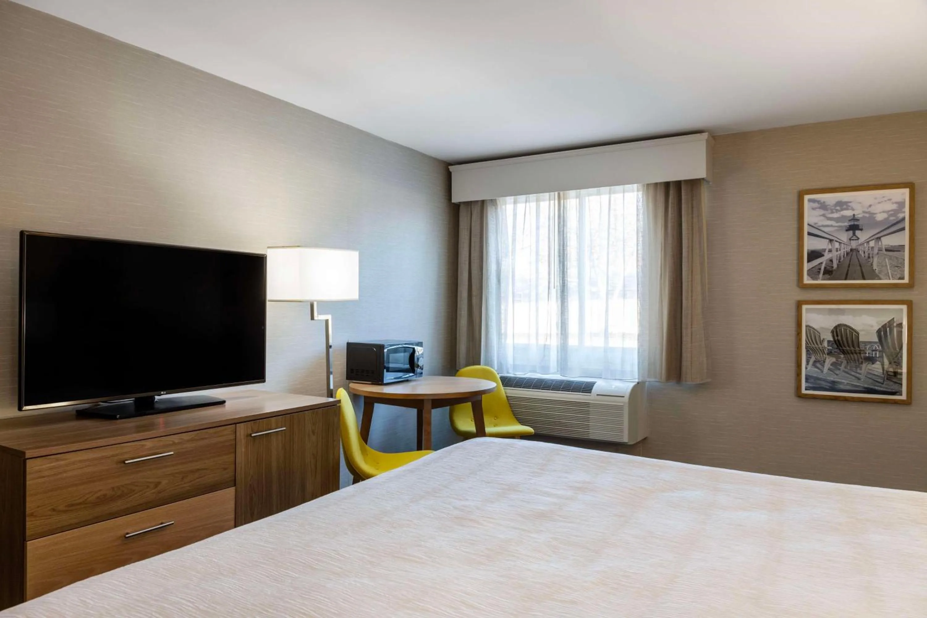 Bedroom, Bed in Aiden by Best Western Cape Cod - West Yarmouth