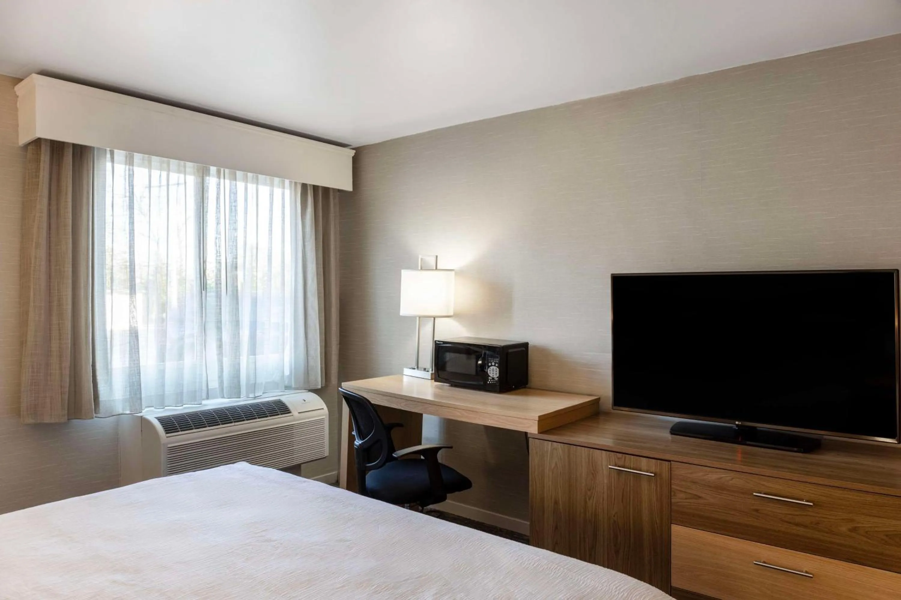 Bedroom, Bed in Aiden by Best Western Cape Cod - West Yarmouth