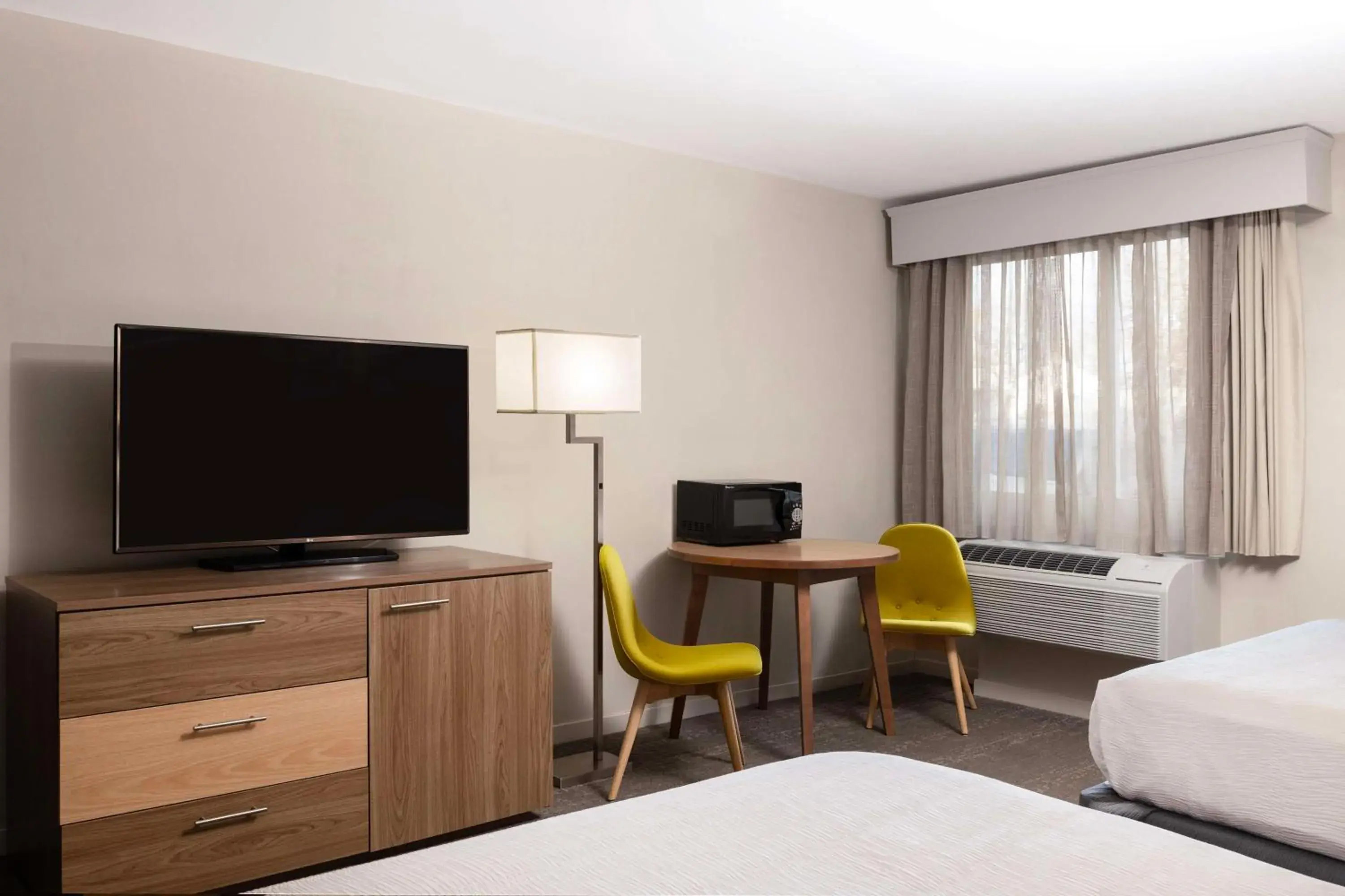 Bedroom, Bed in Aiden by Best Western Cape Cod - West Yarmouth Bedroom, Bed in Aiden by Best Western Cape Cod - West Yarmouth