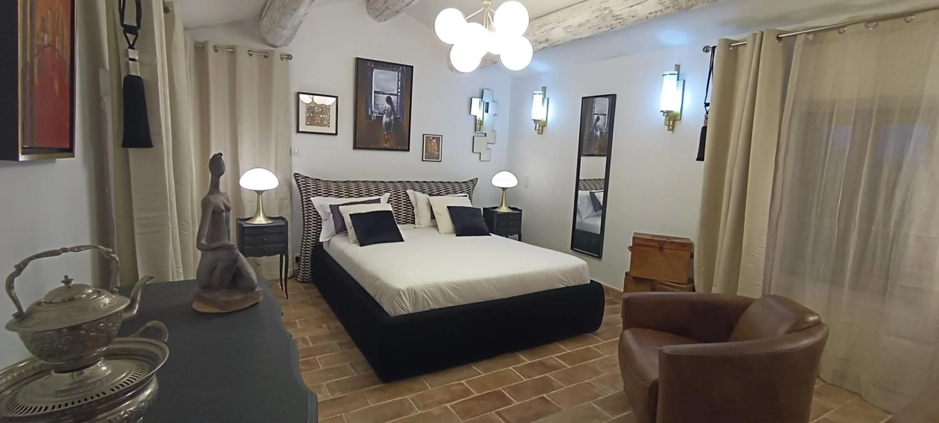 Photo of the whole room, Bed in Chambre d'hôtes du Mas de Longuefeuille