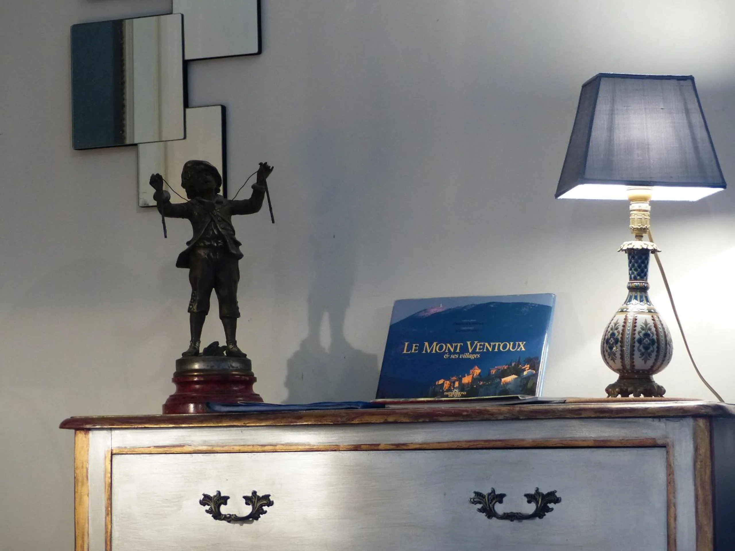 Decorative detail in Chambre d'hôtes du Mas de Longuefeuille