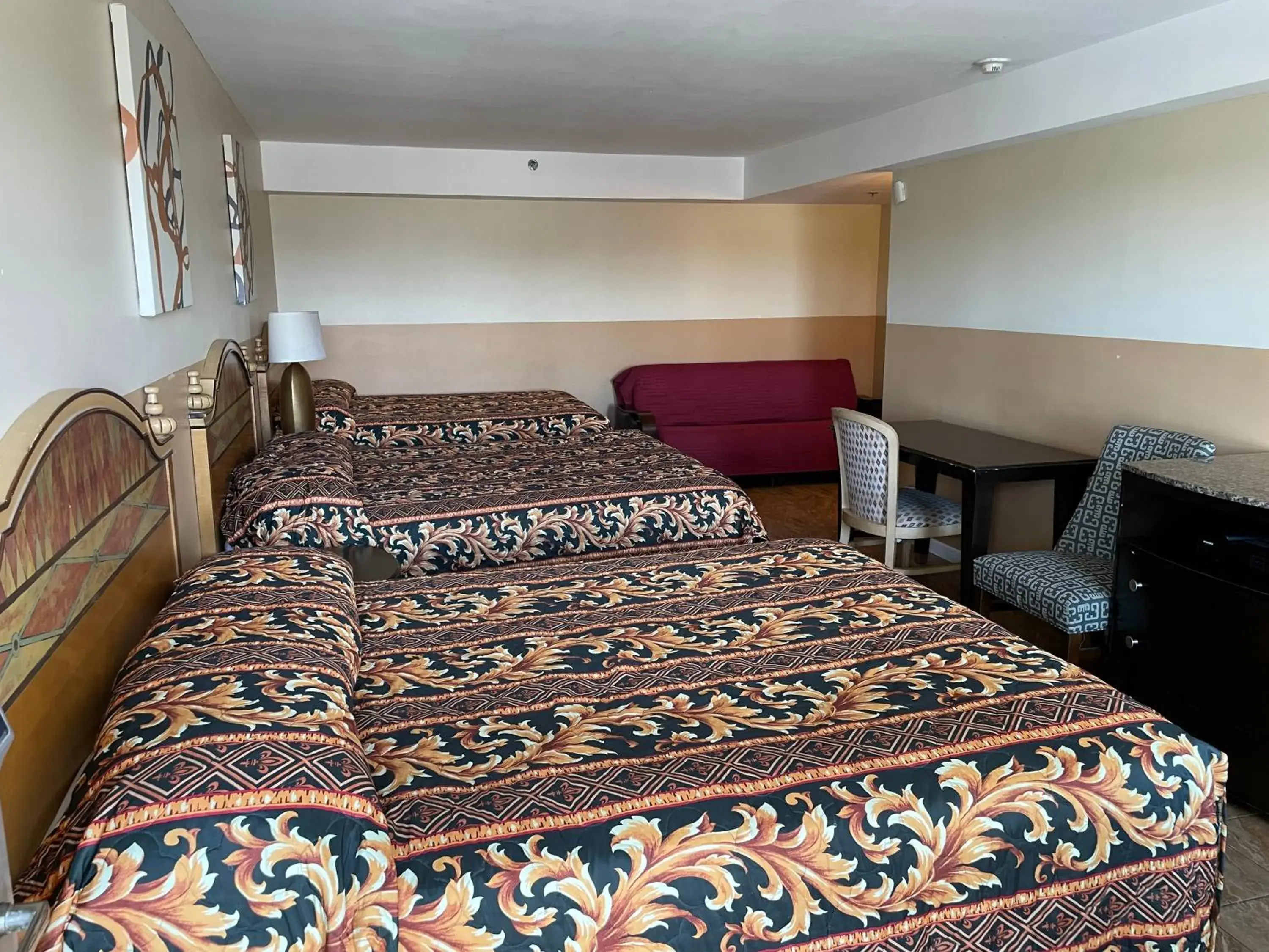 Bed in Sea Palace Inn Bed in Sea Palace Inn