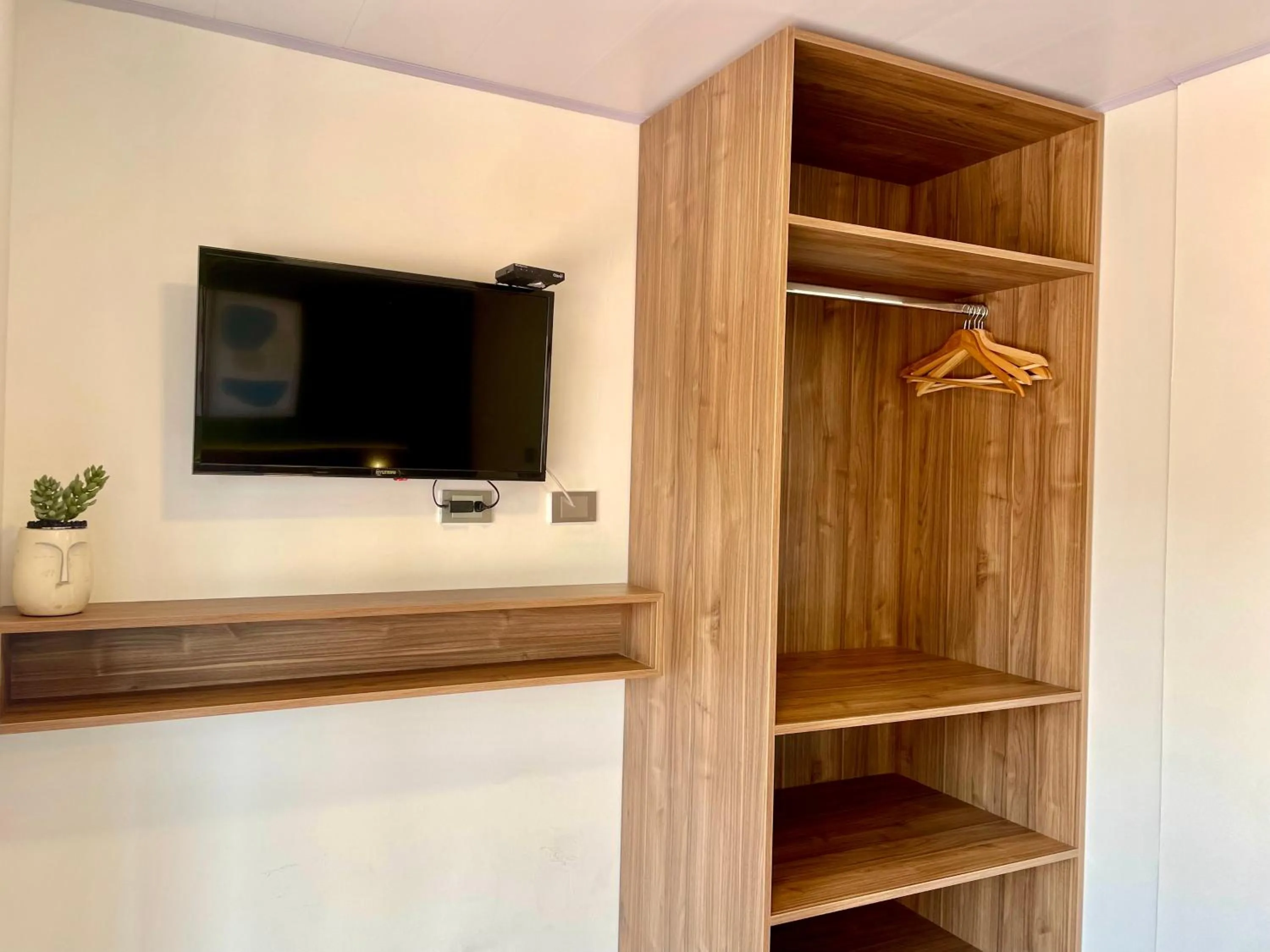 wardrobe in 122 Plaza Apartahotel