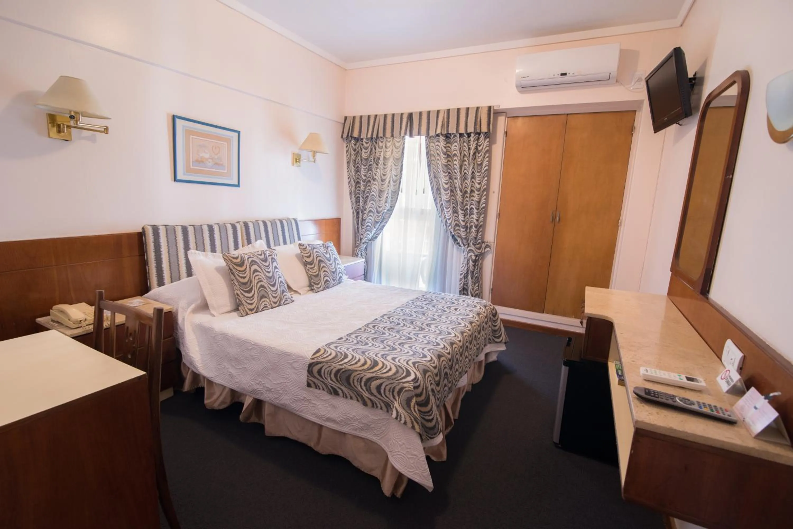 Photo of the whole room, Bed in Gran Hotel Continental