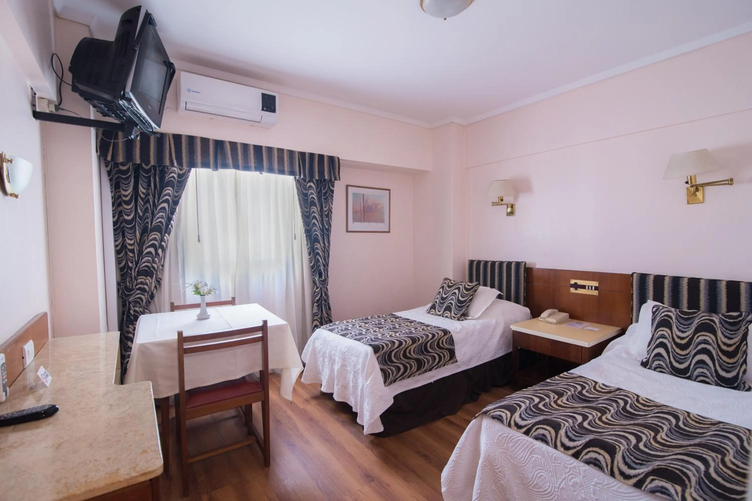 Photo of the whole room, Bed in Gran Hotel Continental