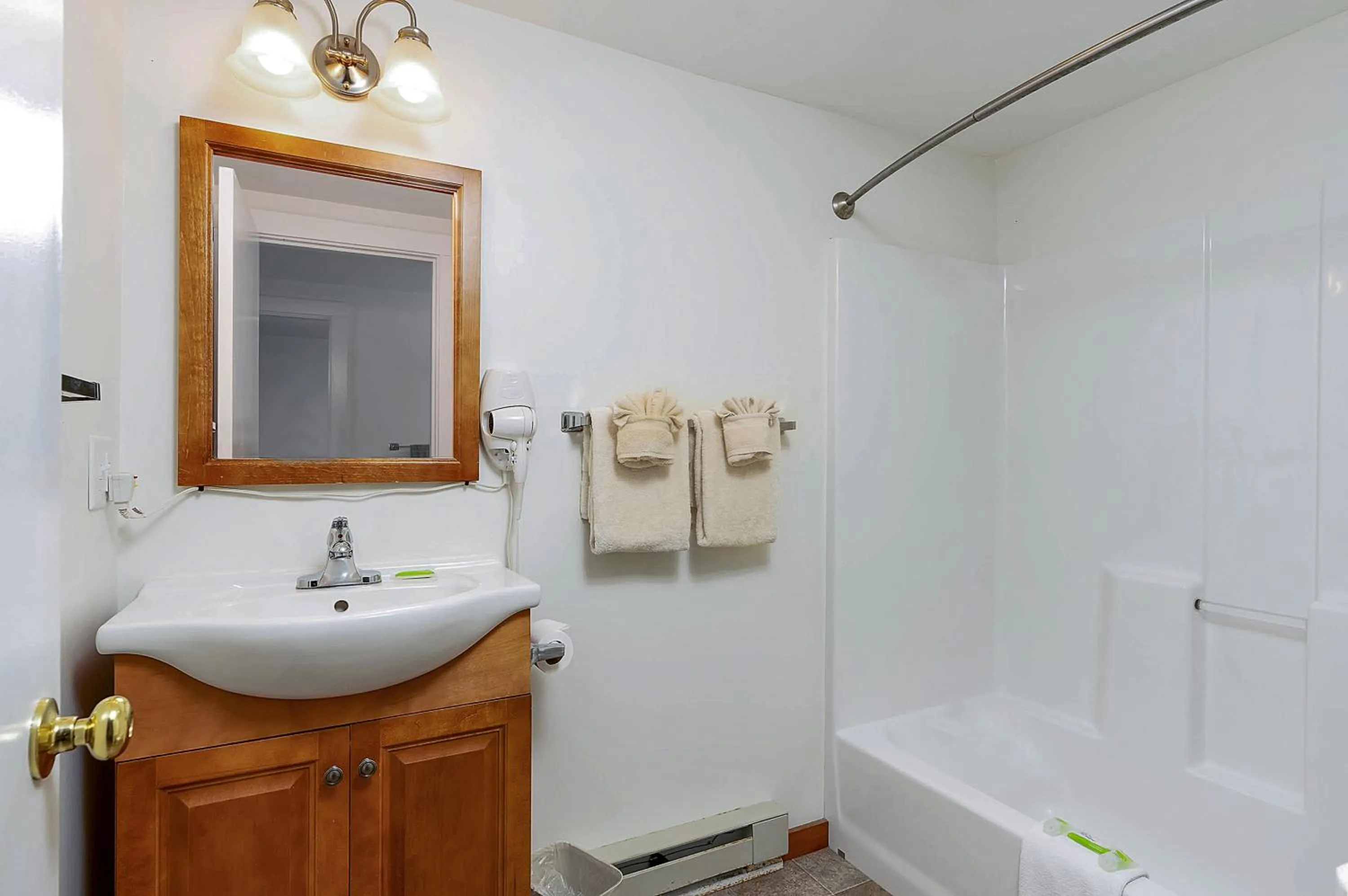 Bathroom in Ne'r Beach Motel