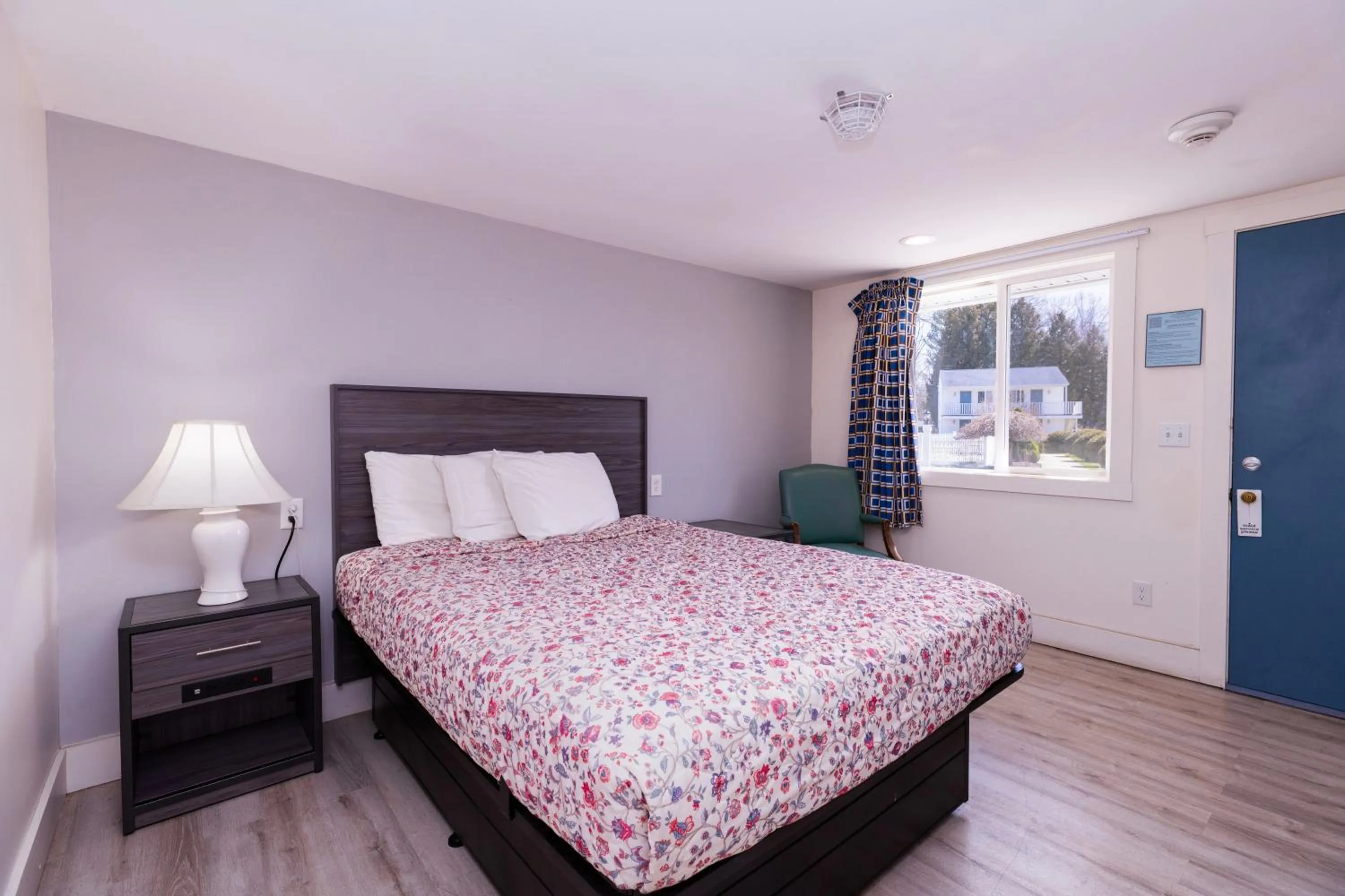 Bed in Ne'r Beach Motel