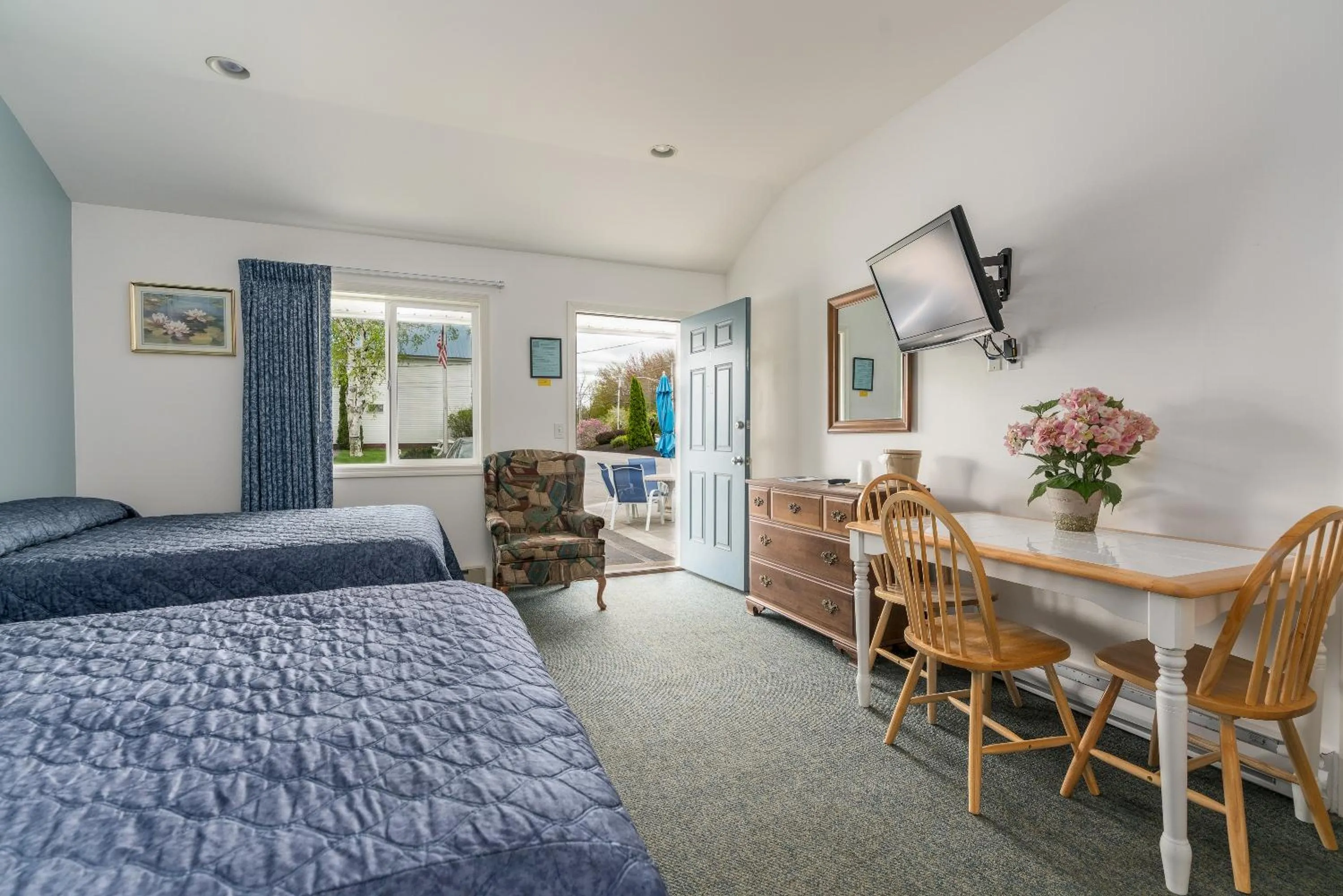 Bed in Ne'r Beach Motel