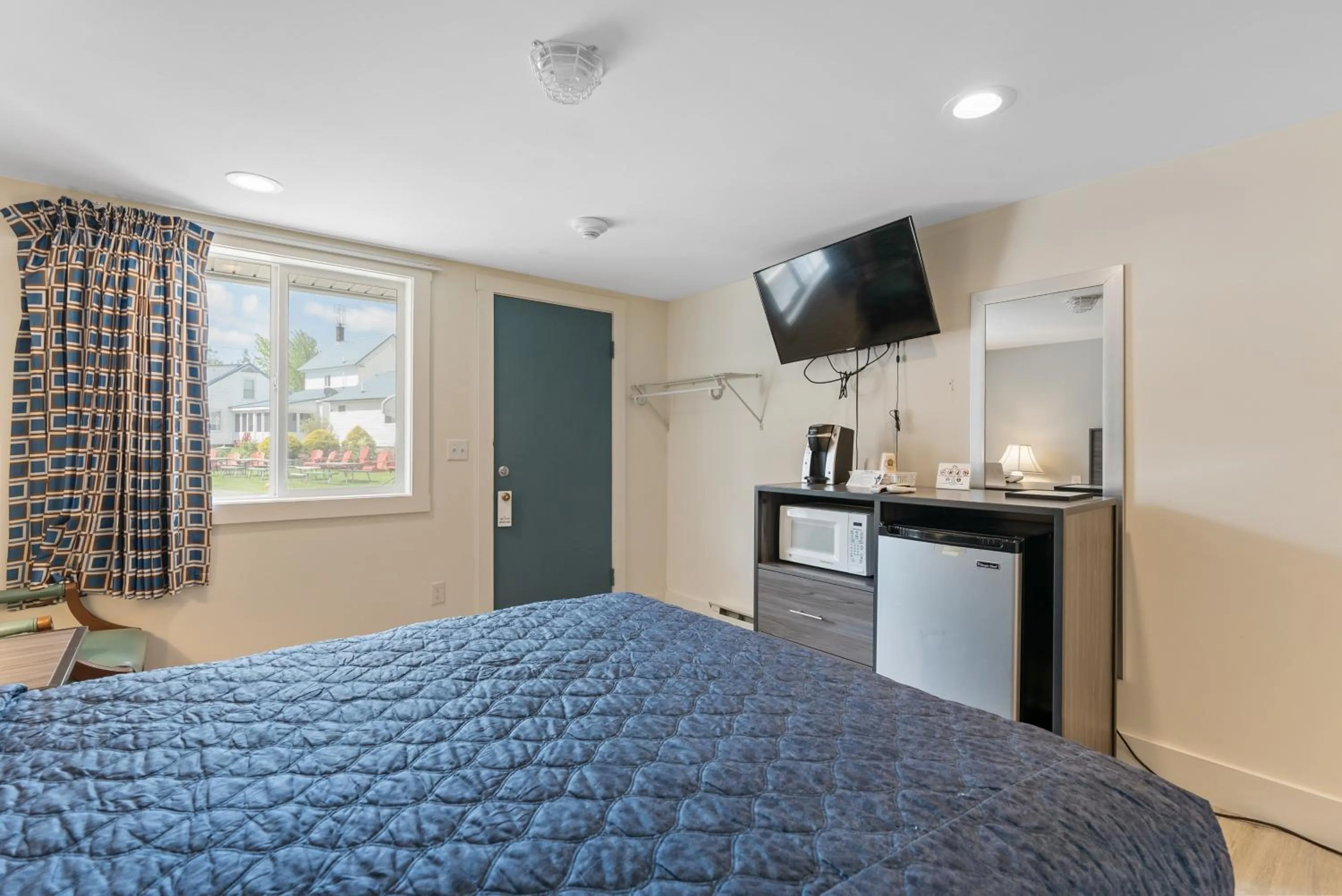 Bed in Ne'r Beach Motel