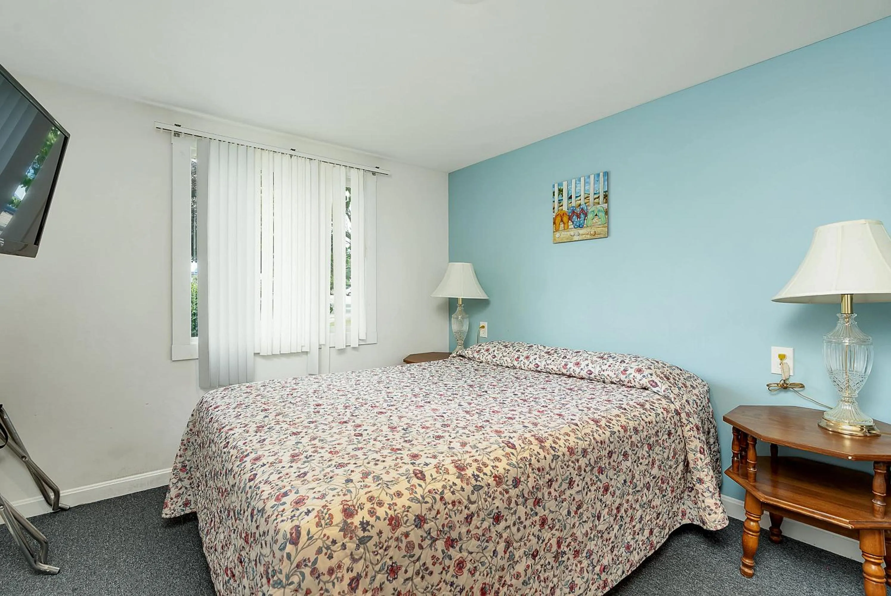 Bed in Ne'r Beach Motel