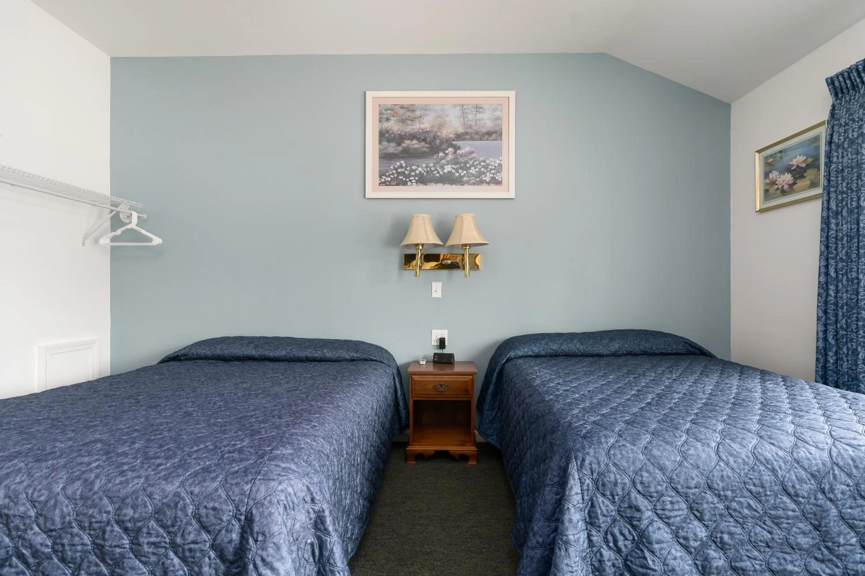 Bed in Ne'r Beach Motel