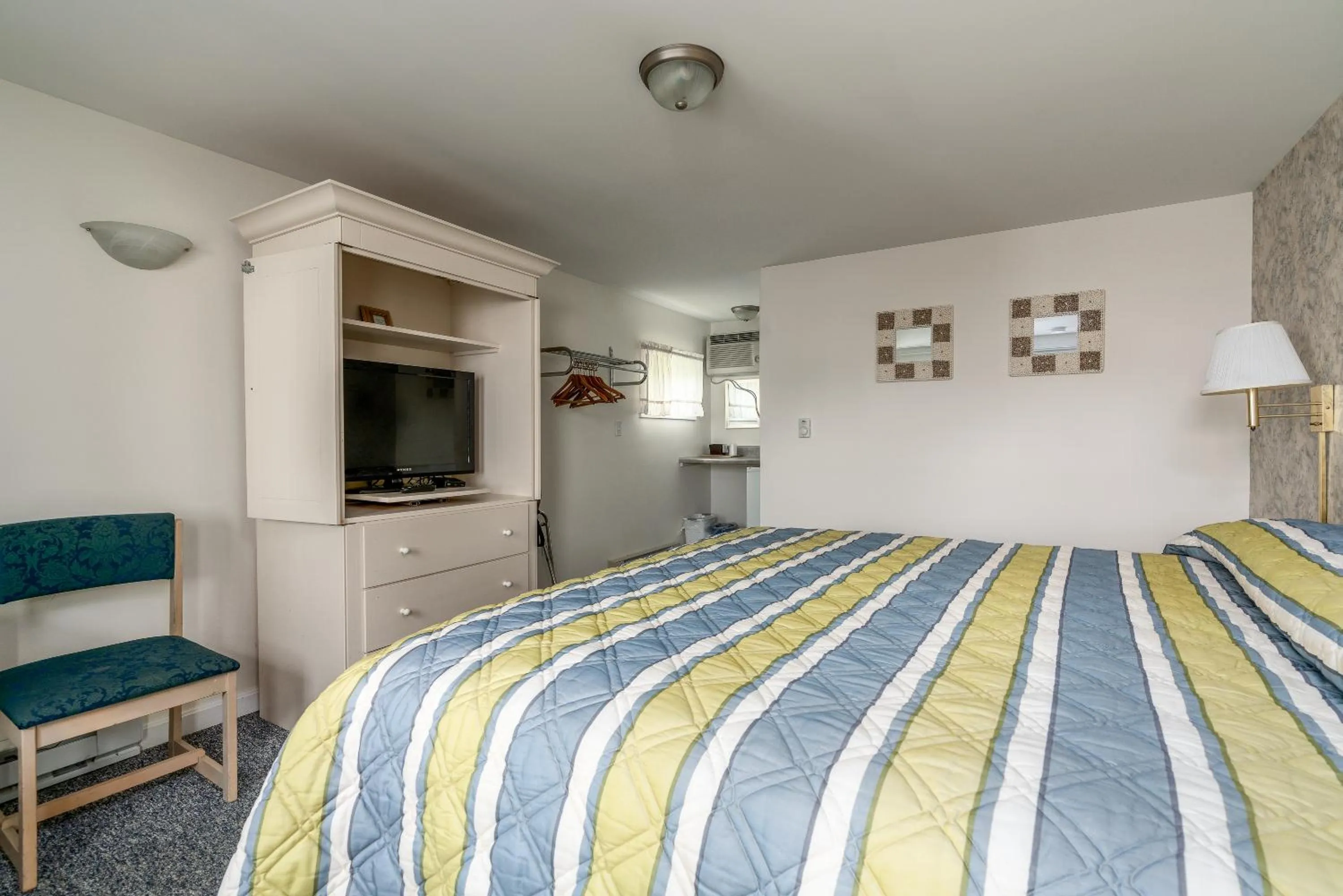 Bed in Ne'r Beach Motel