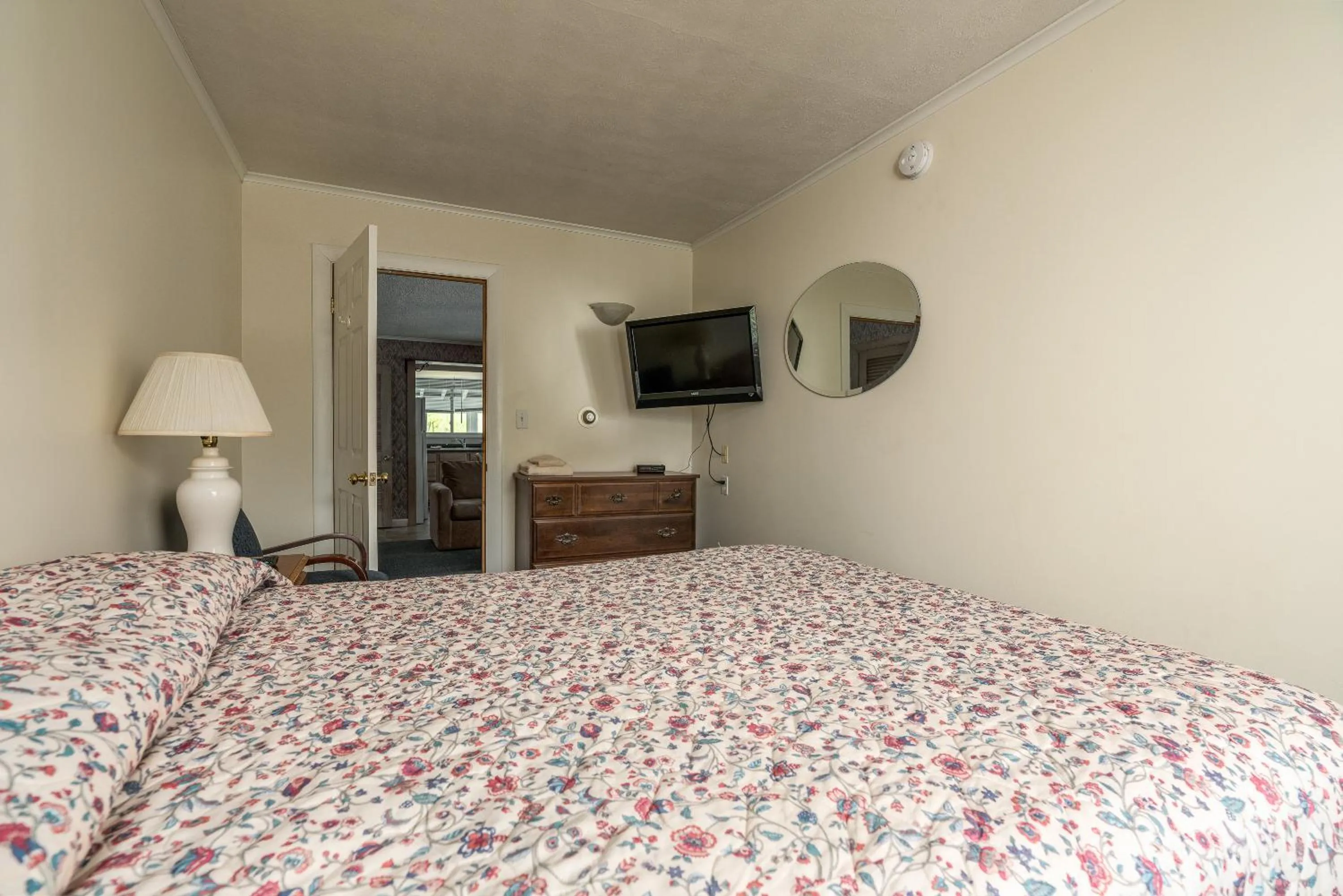 Bed in Ne'r Beach Motel