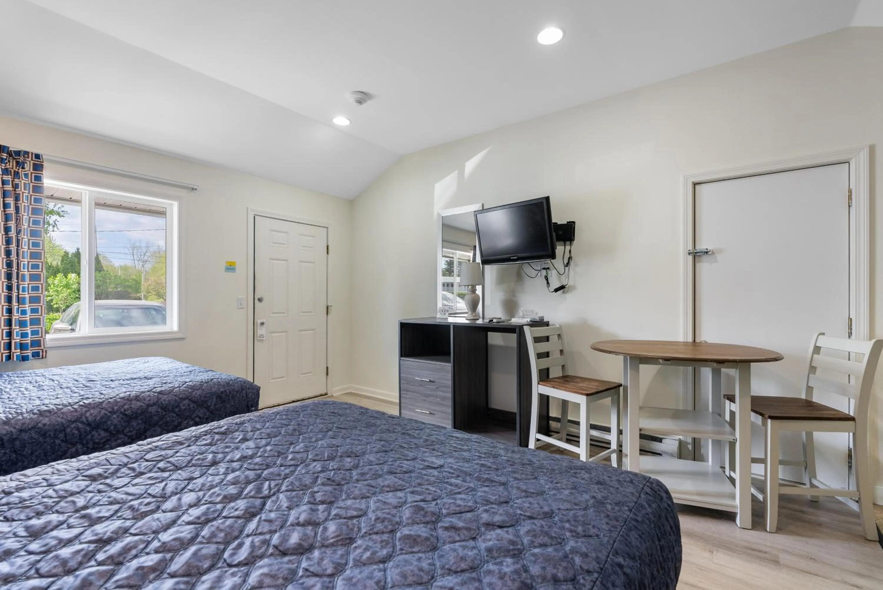 Bed in Ne'r Beach Motel