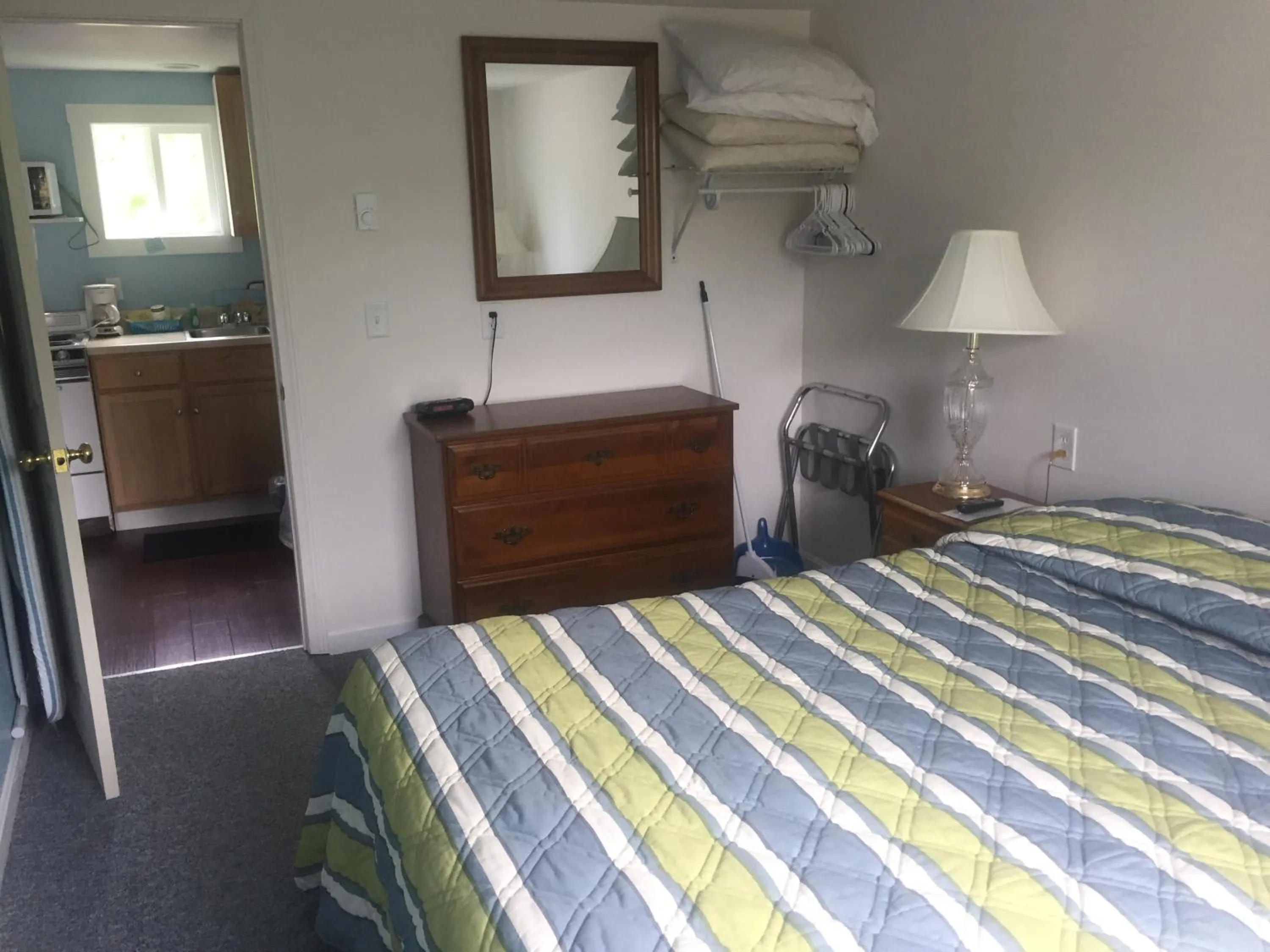 Bed in Ne'r Beach Motel