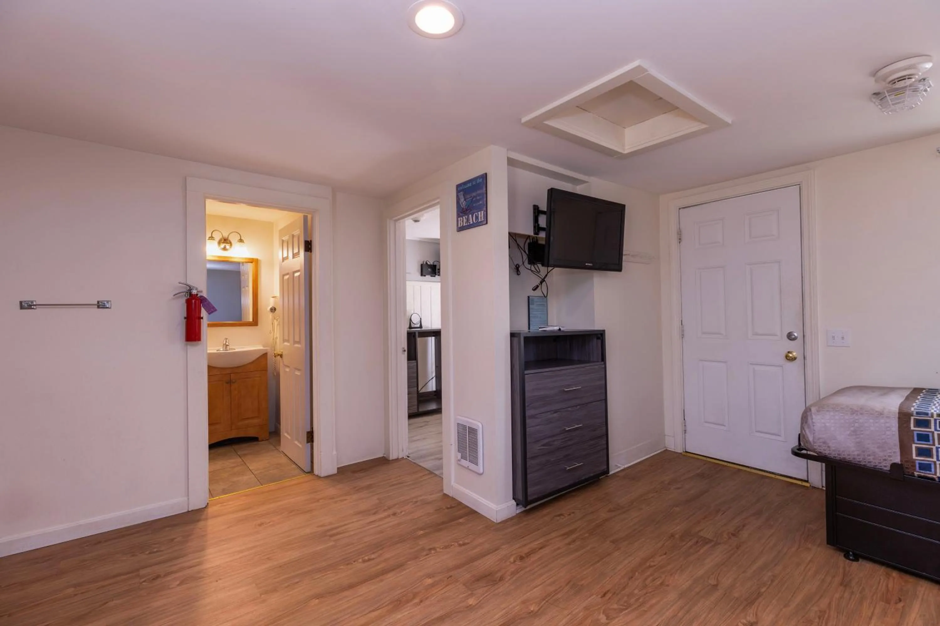 Bed in Ne'r Beach Motel