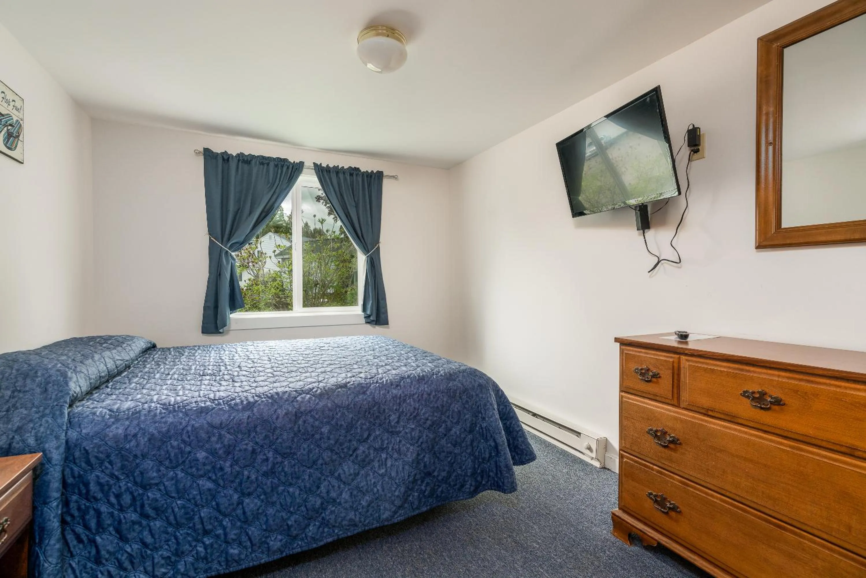 Bed in Ne'r Beach Motel