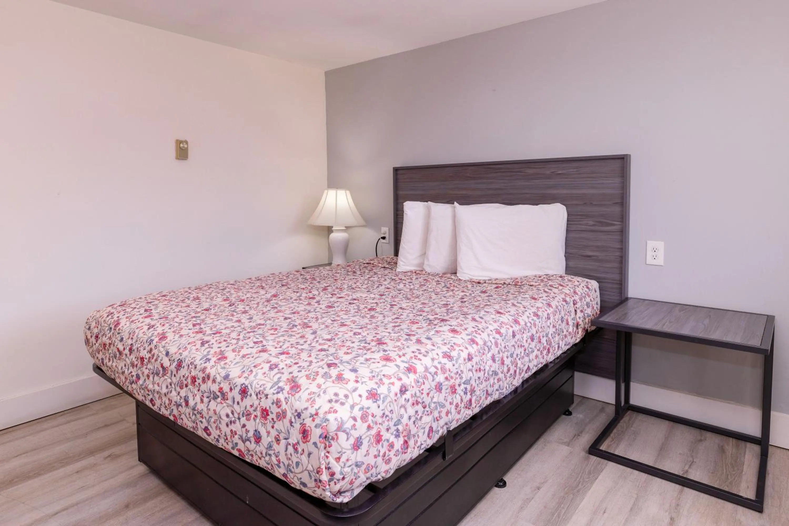 Bed in Ne'r Beach Motel