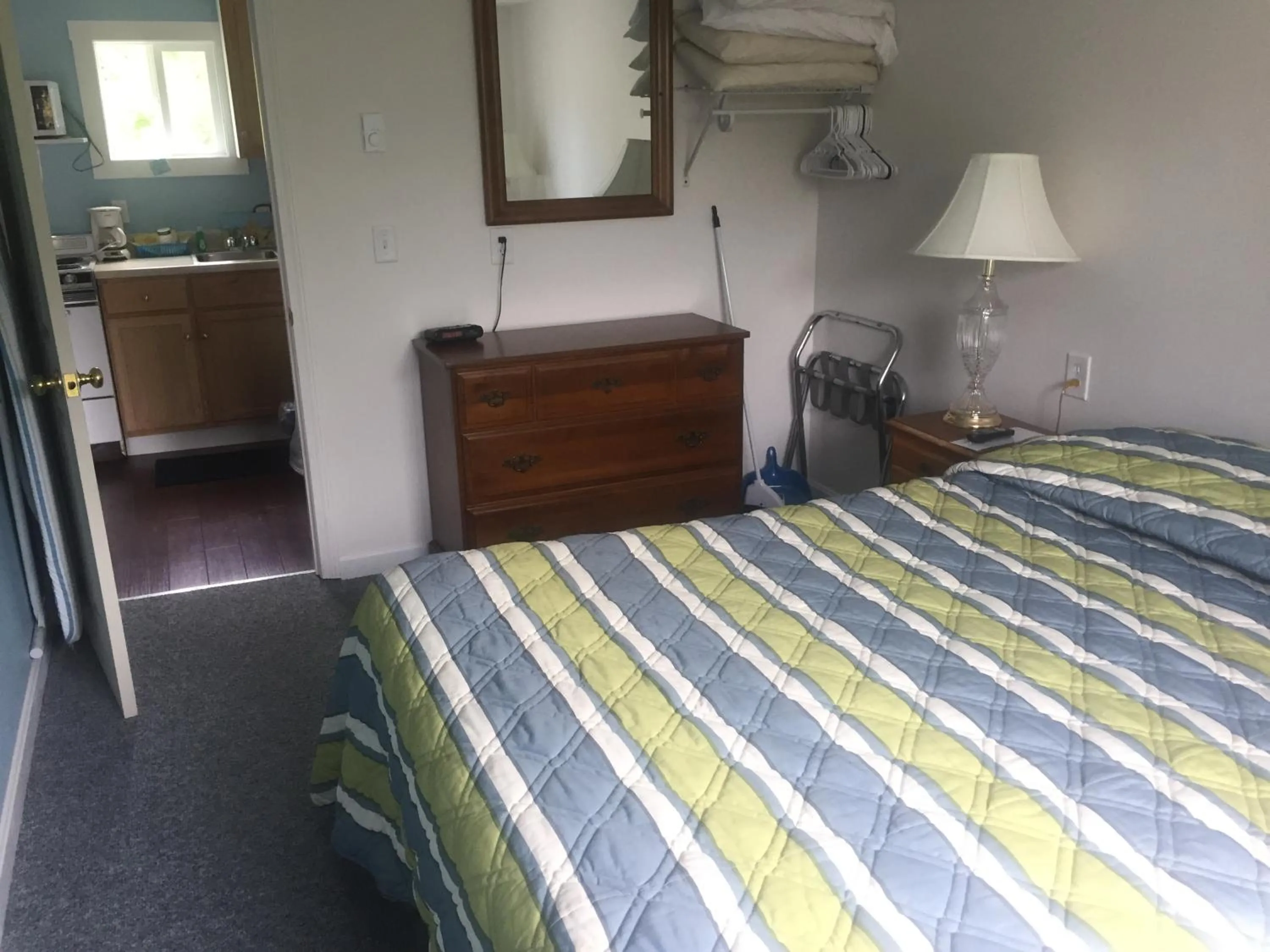 Bed in Ne'r Beach Motel