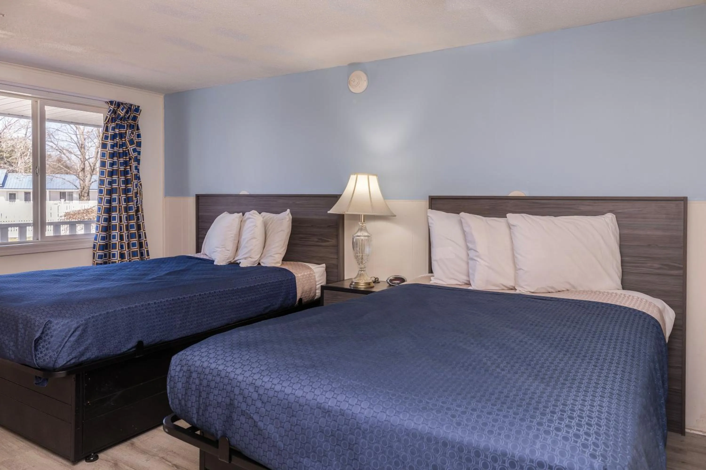 Bed in Ne'r Beach Motel