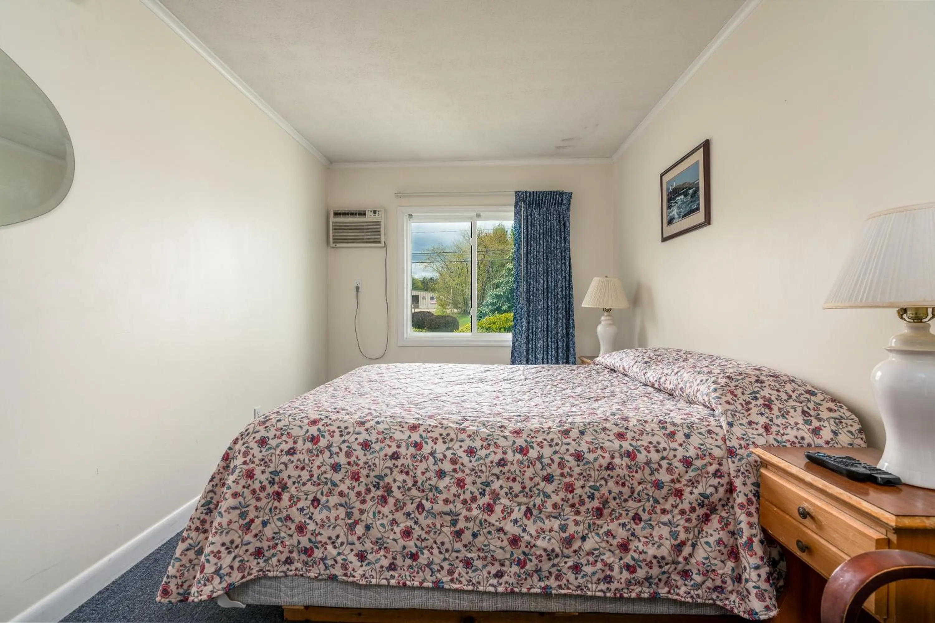 Bed in Ne'r Beach Motel