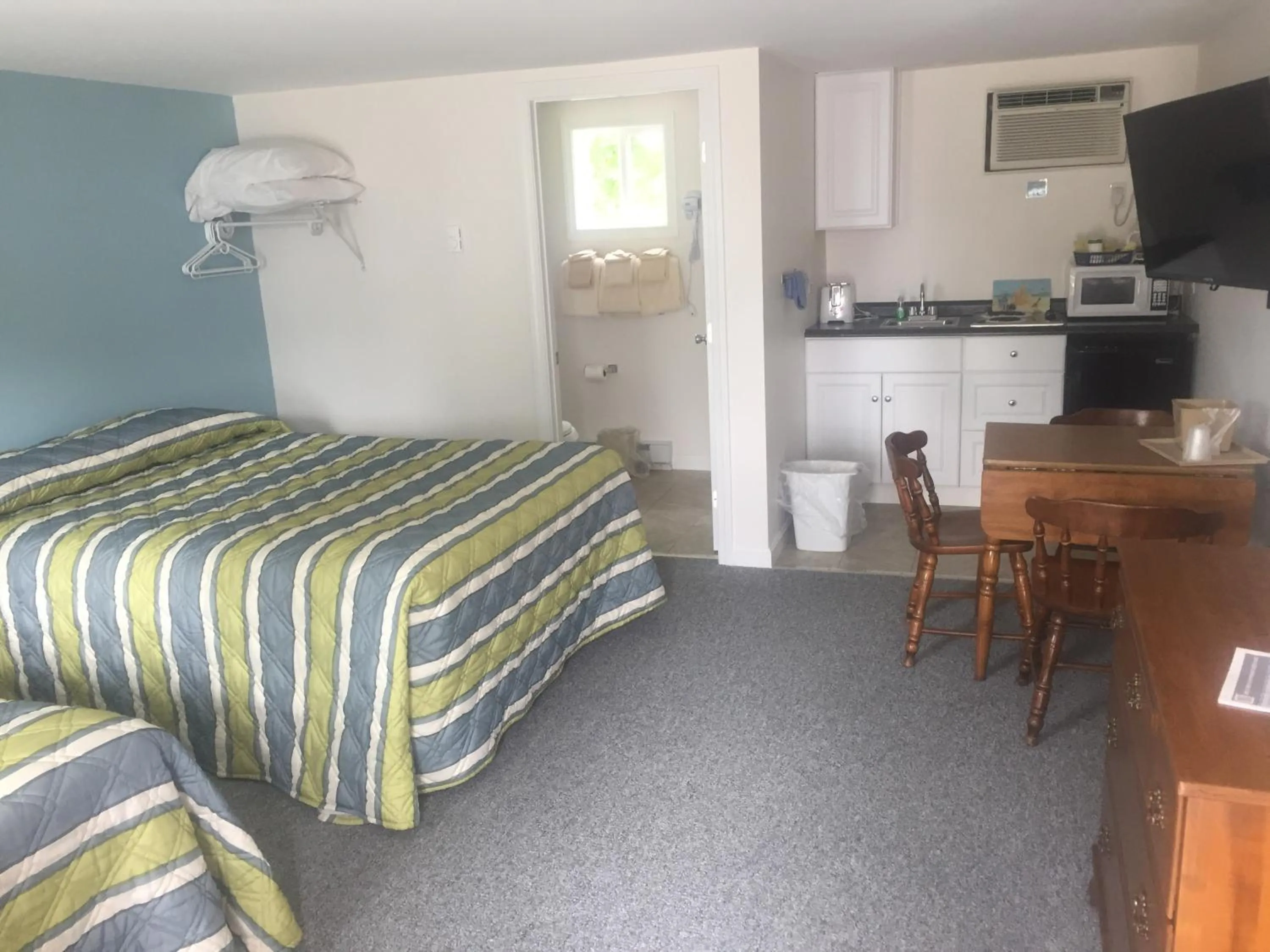 Bed in Ne'r Beach Motel