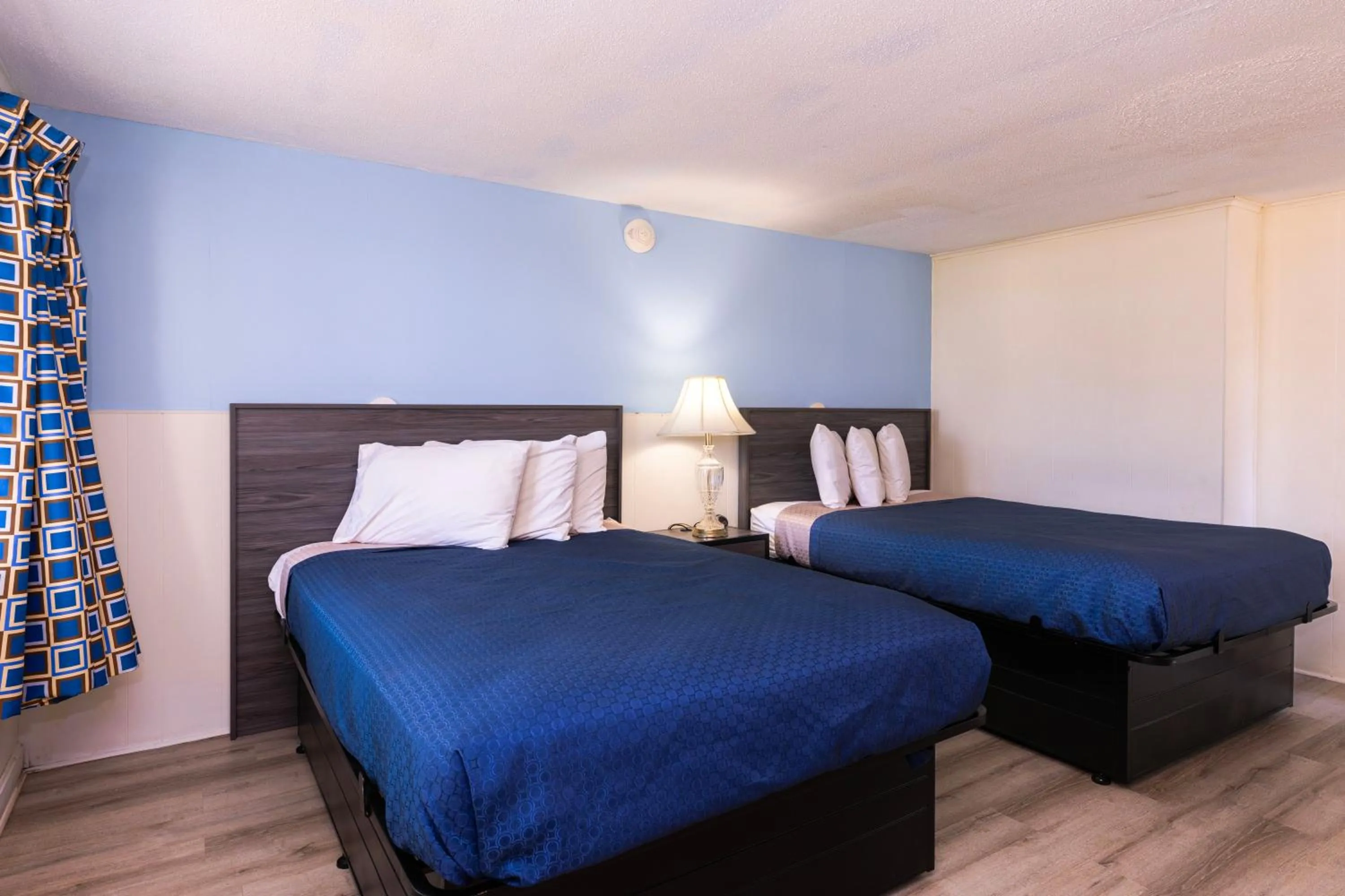 Bed in Ne'r Beach Motel