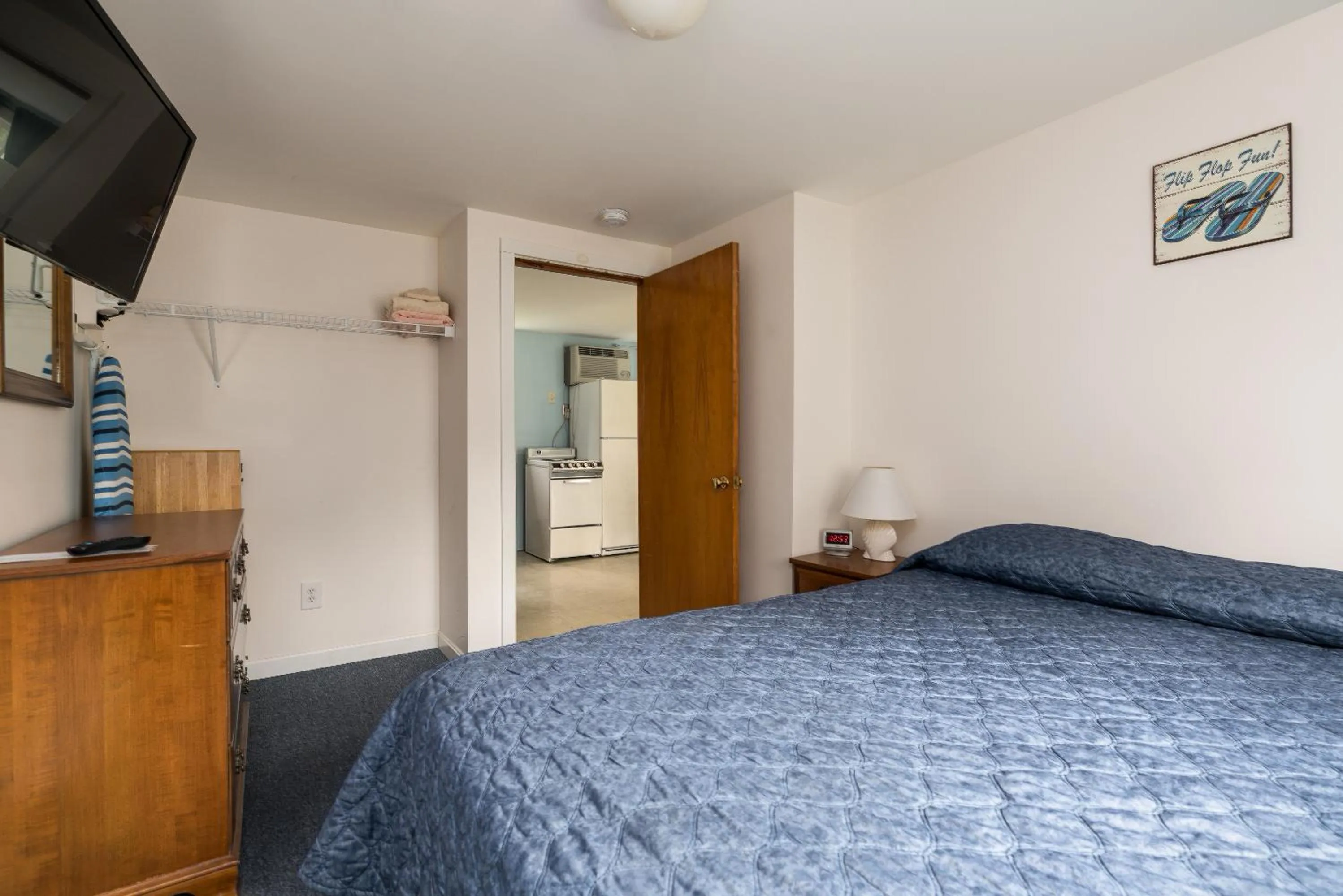 Bed in Ne'r Beach Motel