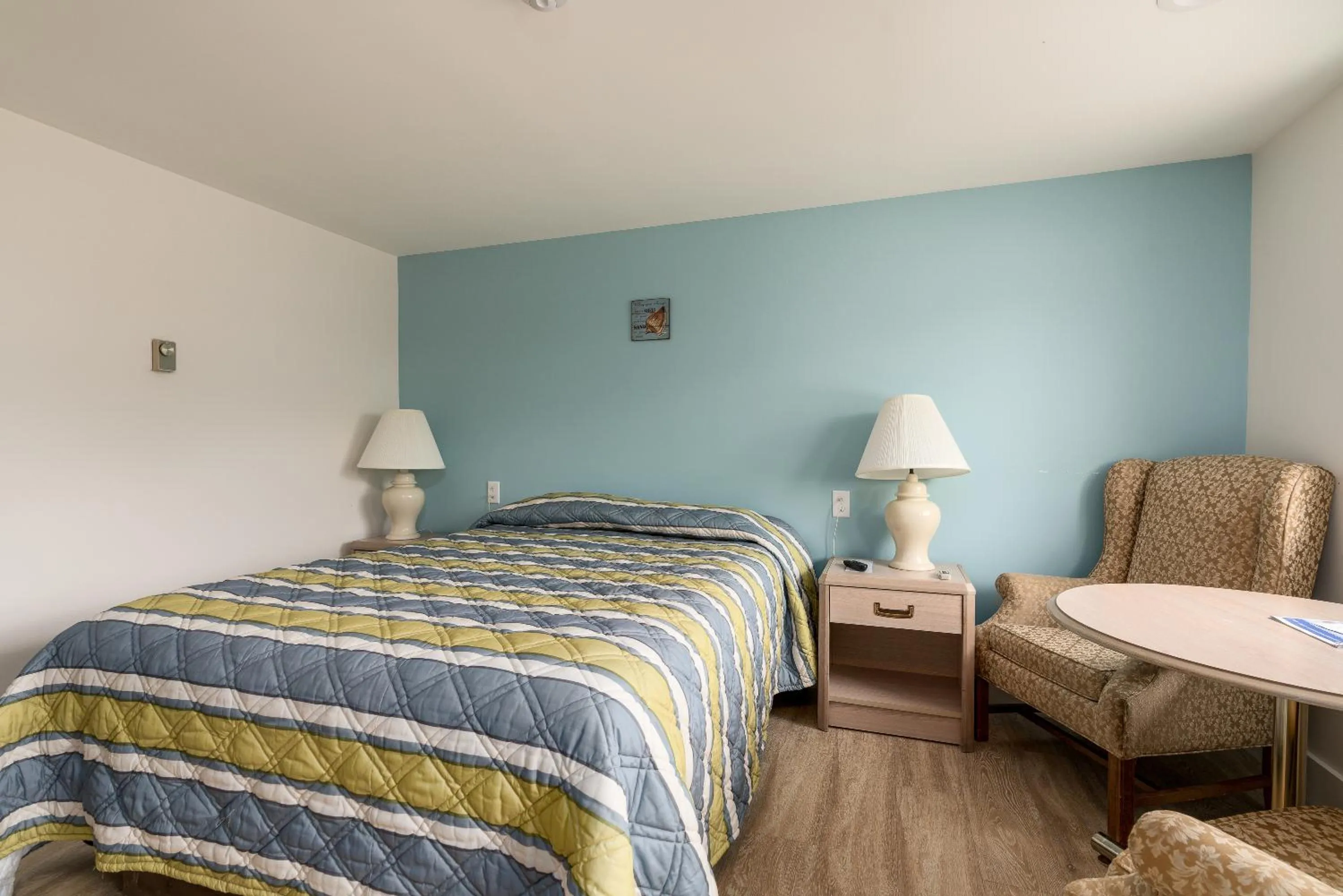 Bed in Ne'r Beach Motel