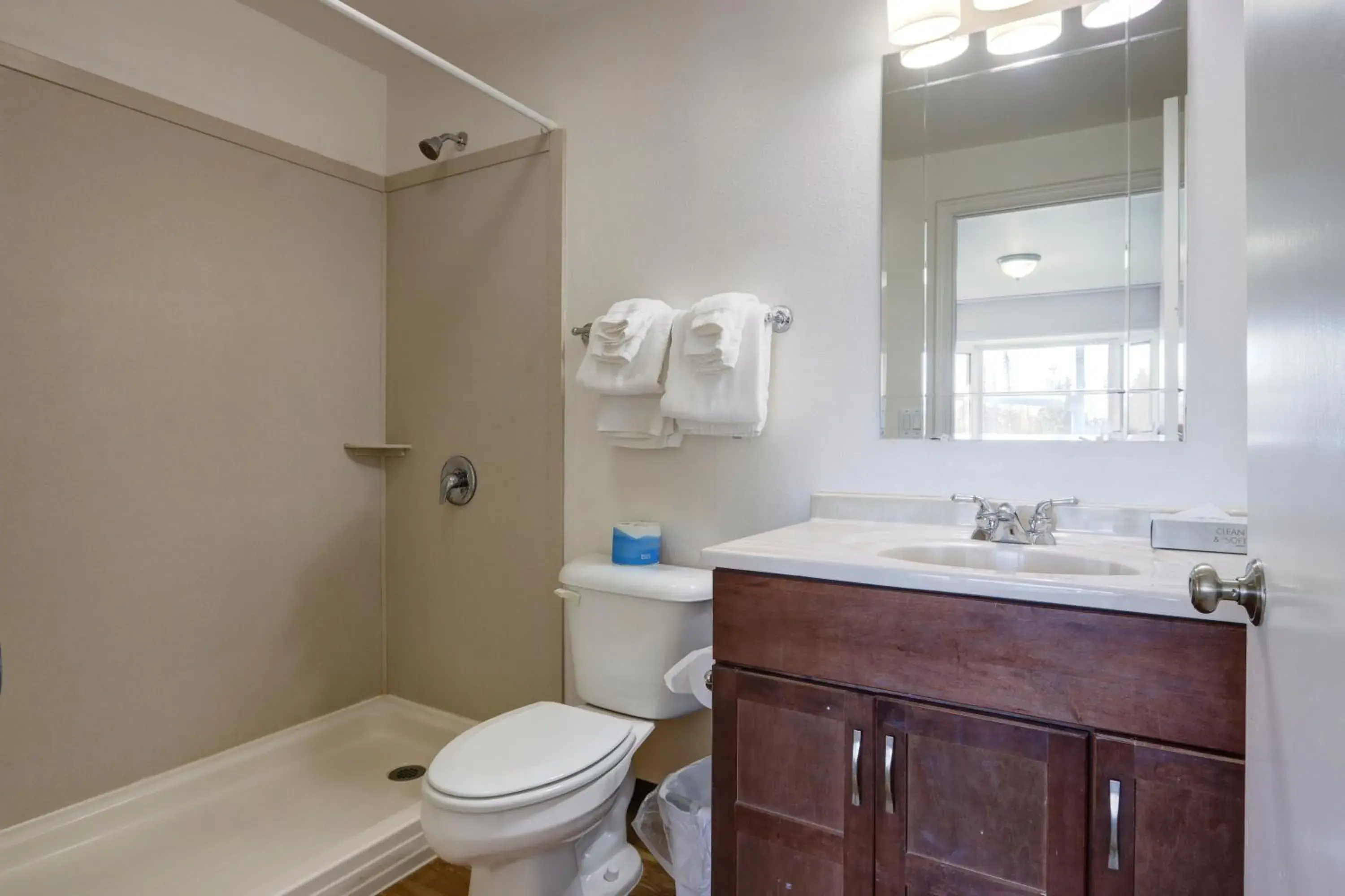 Standard Queen Room in Puffin Inn Standard Queen Room in Puffin Inn