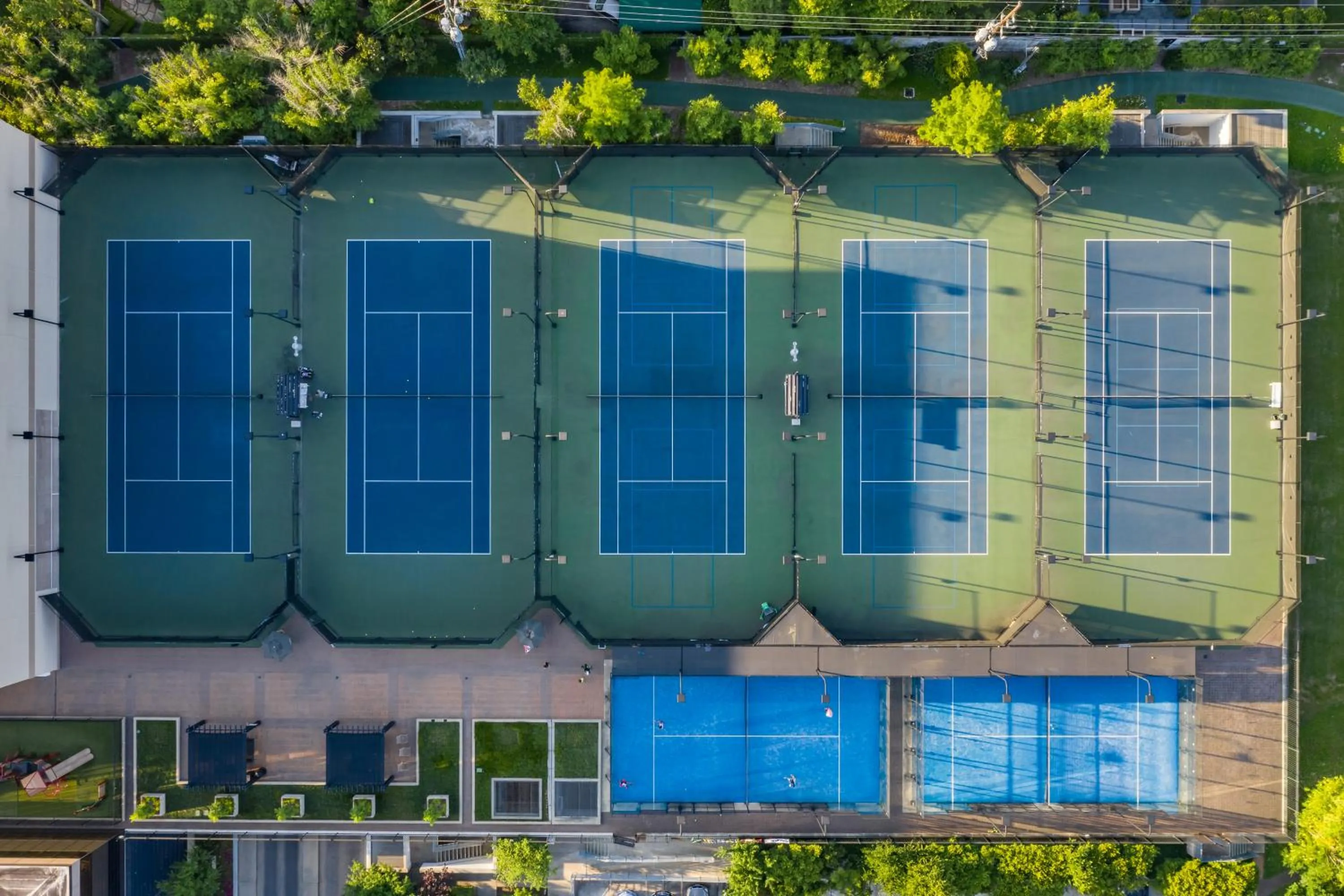 Tennis court in The Houstonian Hotel, Club & Spa