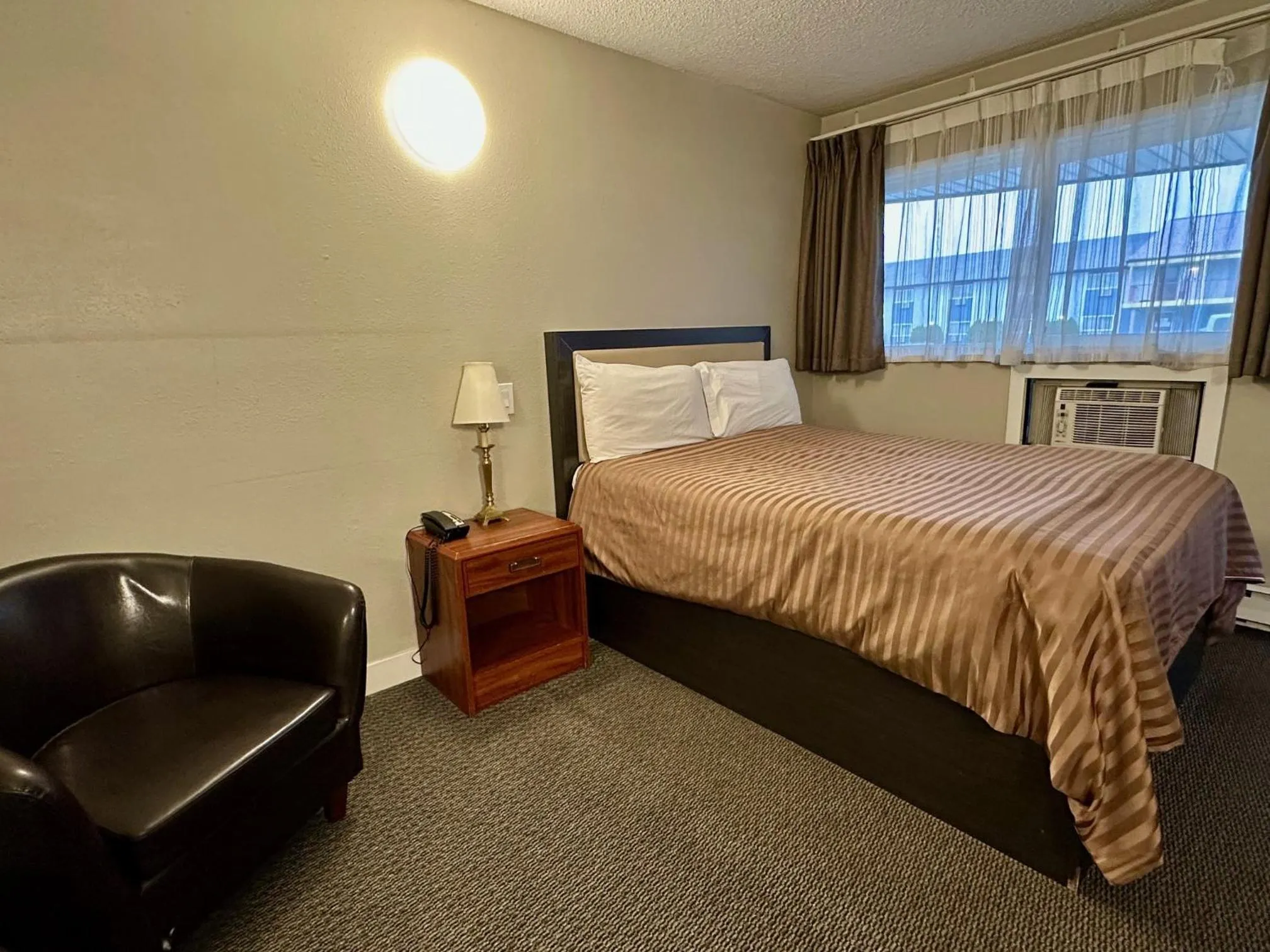 Photo of the whole room, Bed in Valemount Vacation Inn