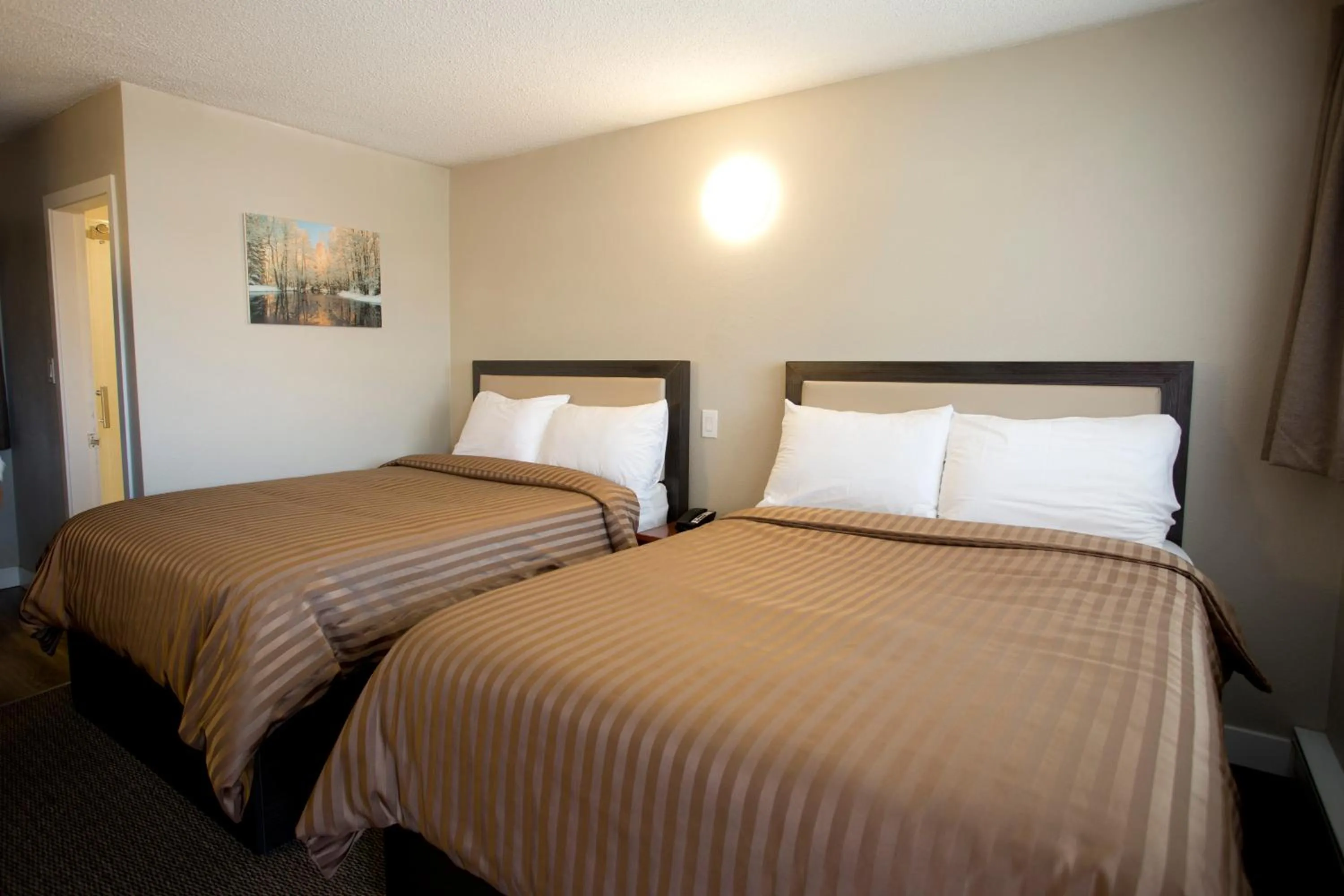 Bedroom, Bed in Valemount Vacation Inn