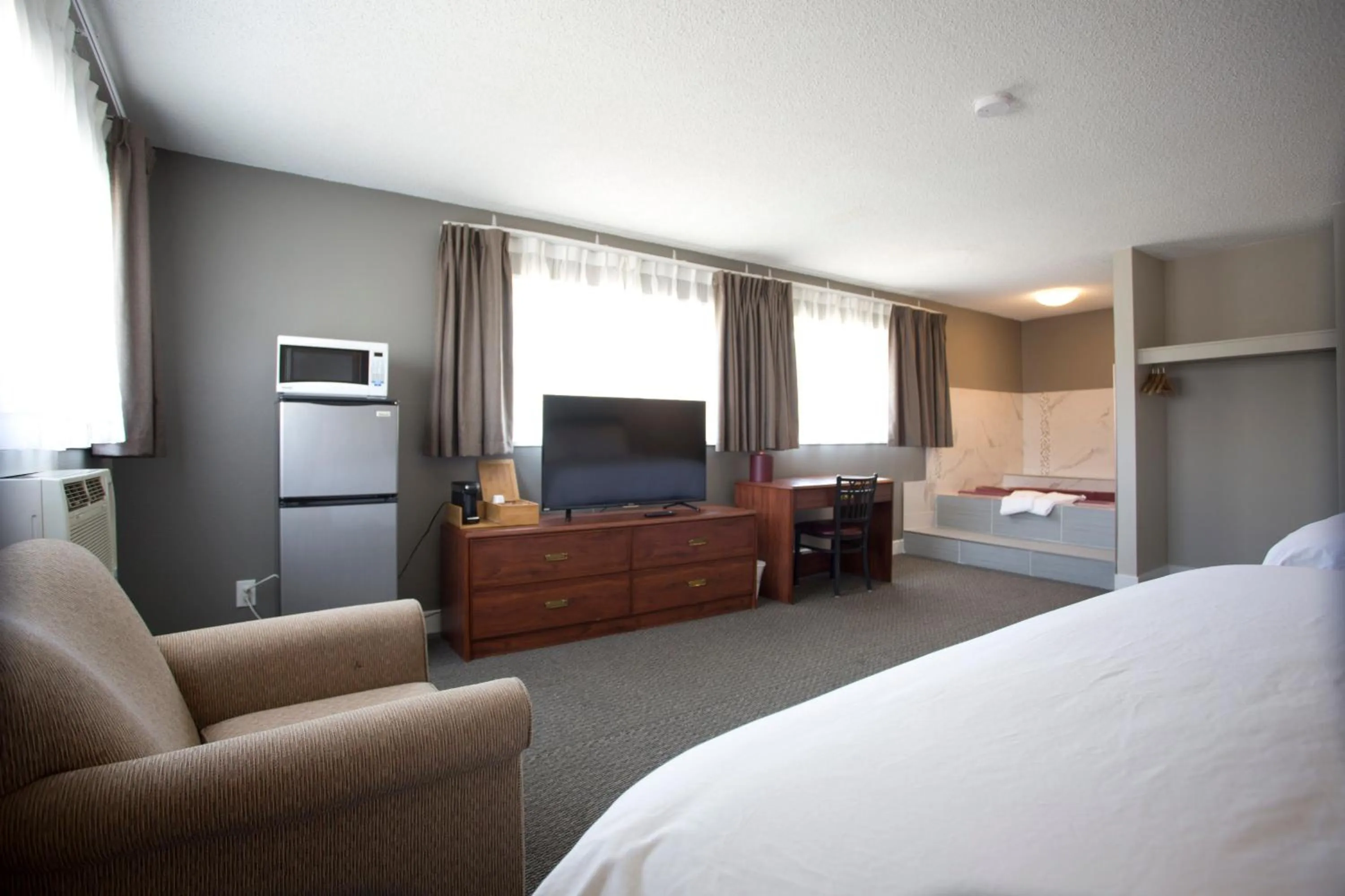 Living room, Bed in Valemount Vacation Inn