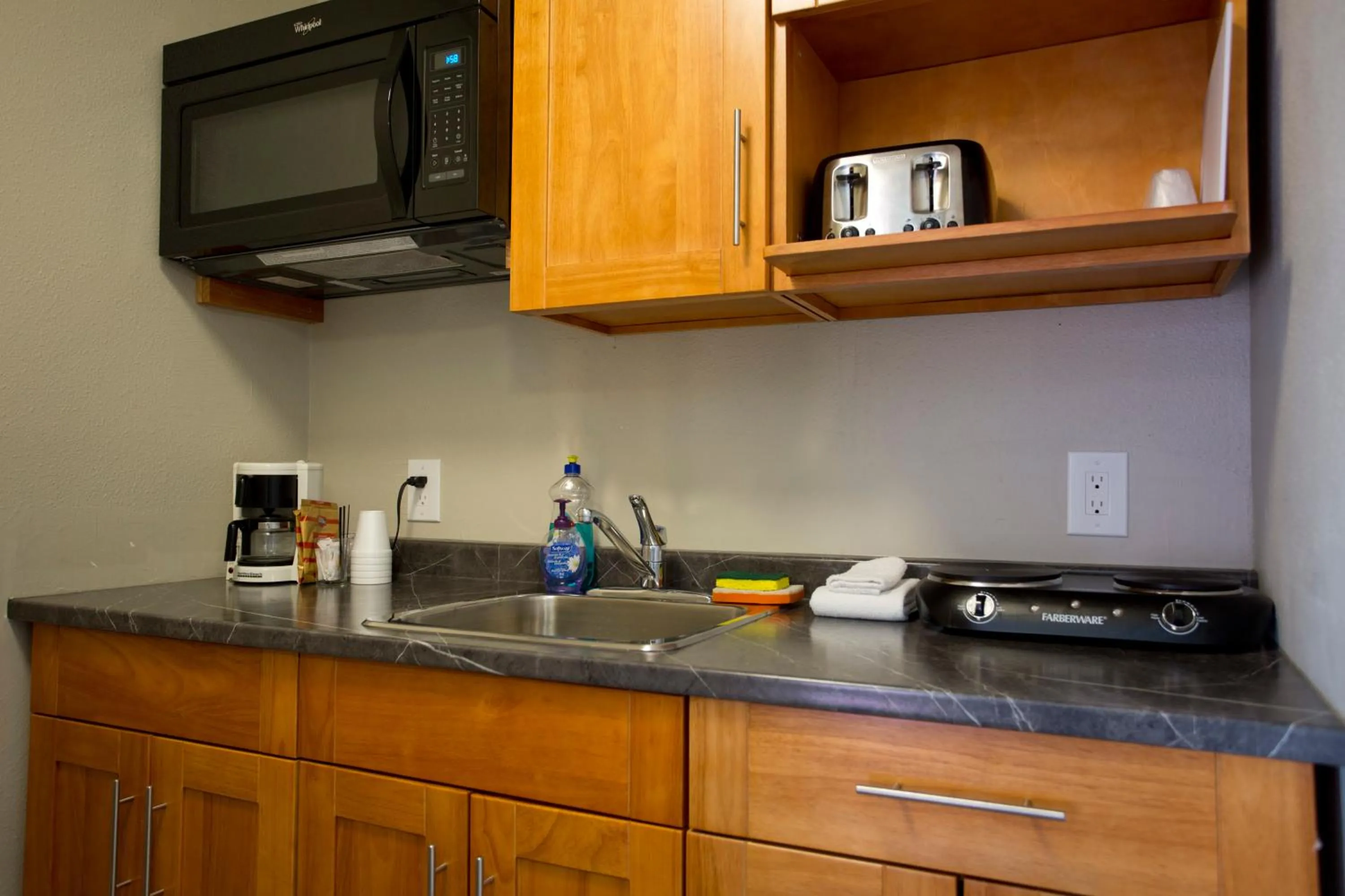Kitchen or kitchenette in Valemount Vacation Inn
