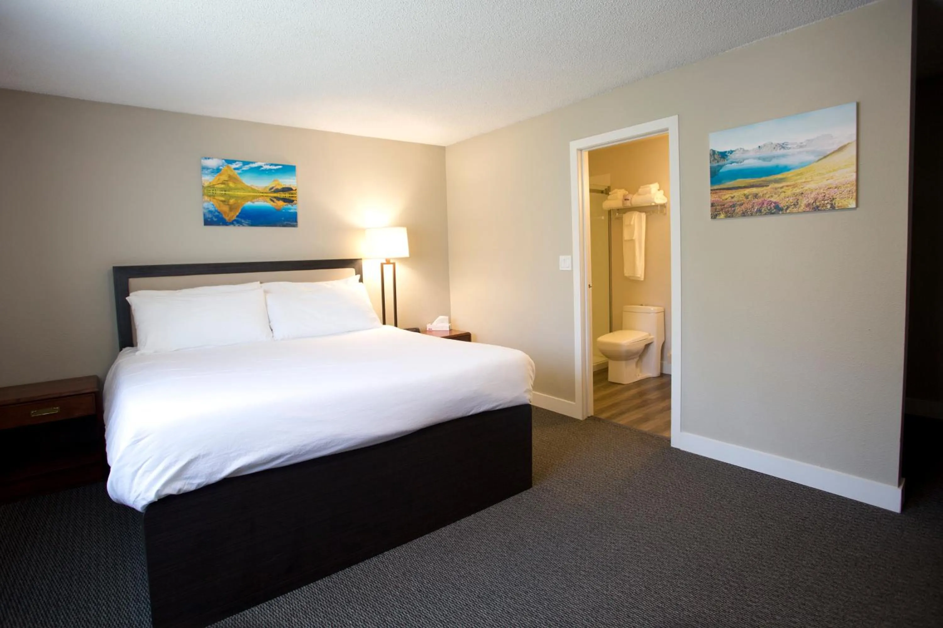 Bedroom, Bed in Valemount Vacation Inn