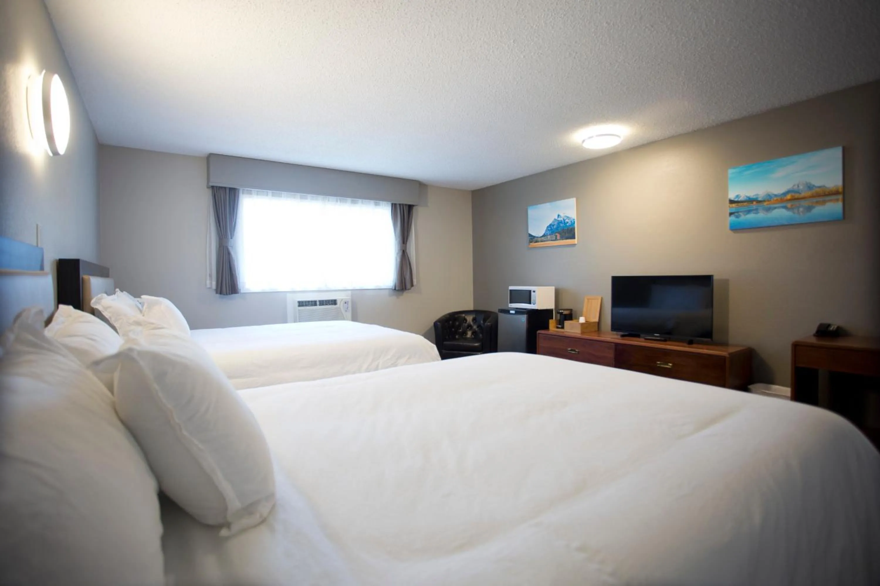 Bedroom, Bed in Valemount Vacation Inn