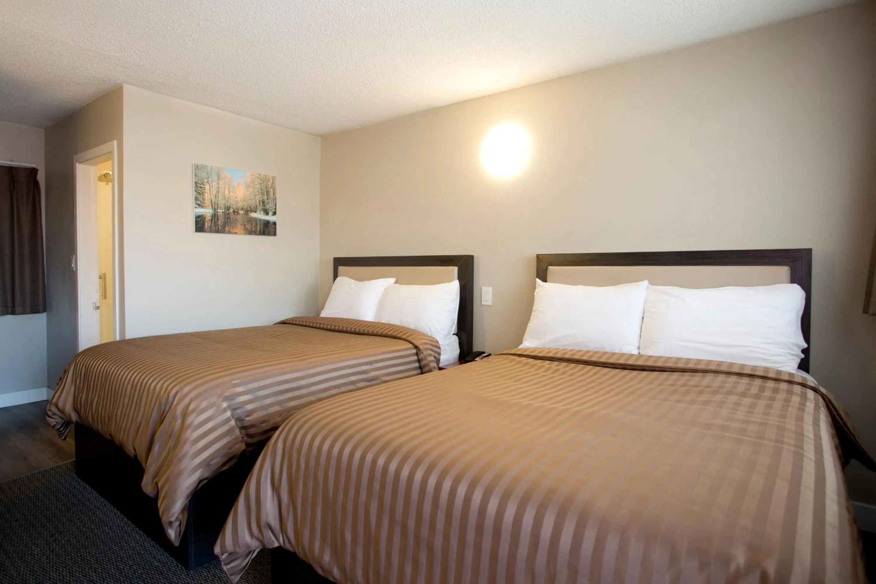 Bedroom, Bed in Valemount Vacation Inn